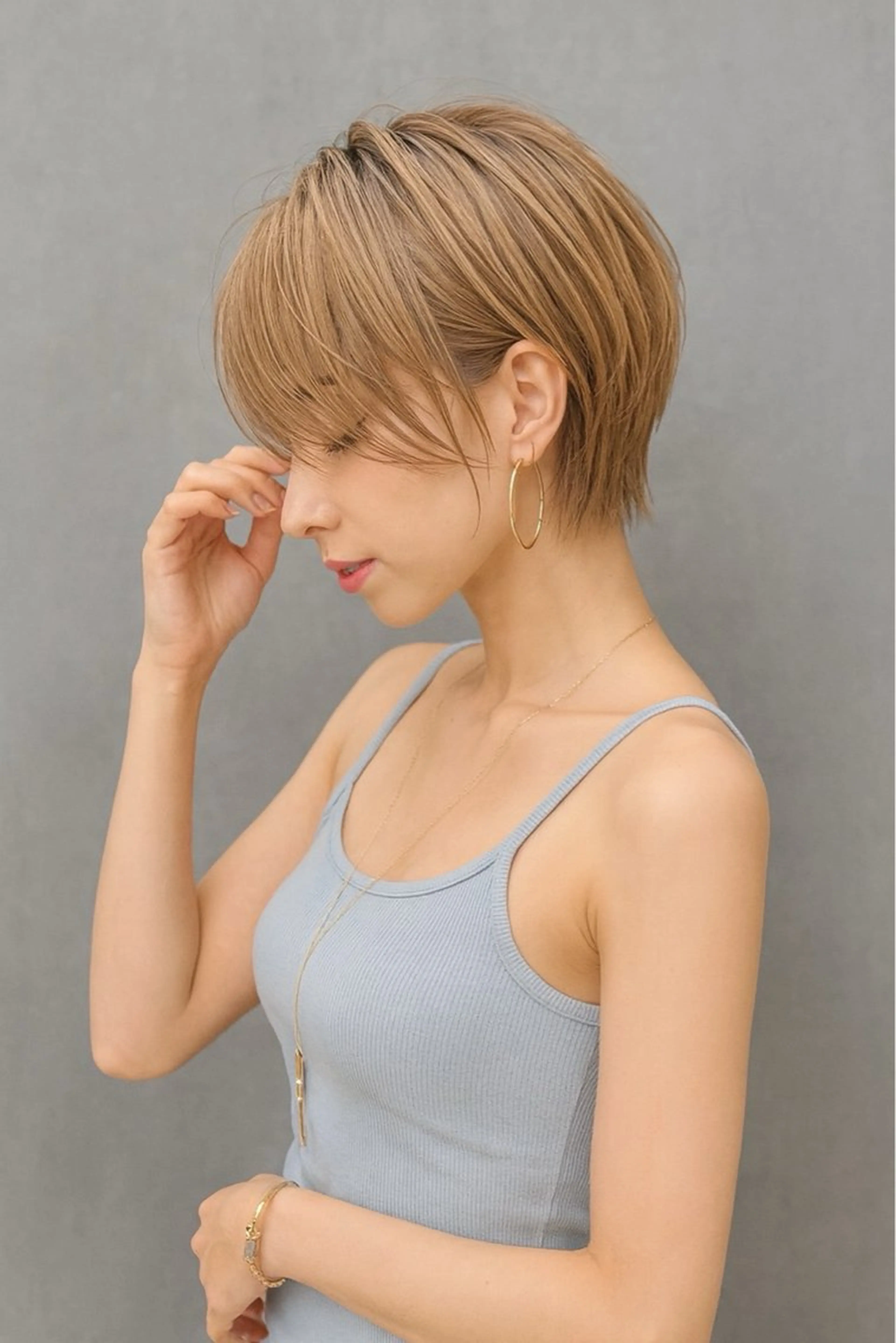 ショート 🩶ハイトーン /レイヤーはちすのヘアスタイル