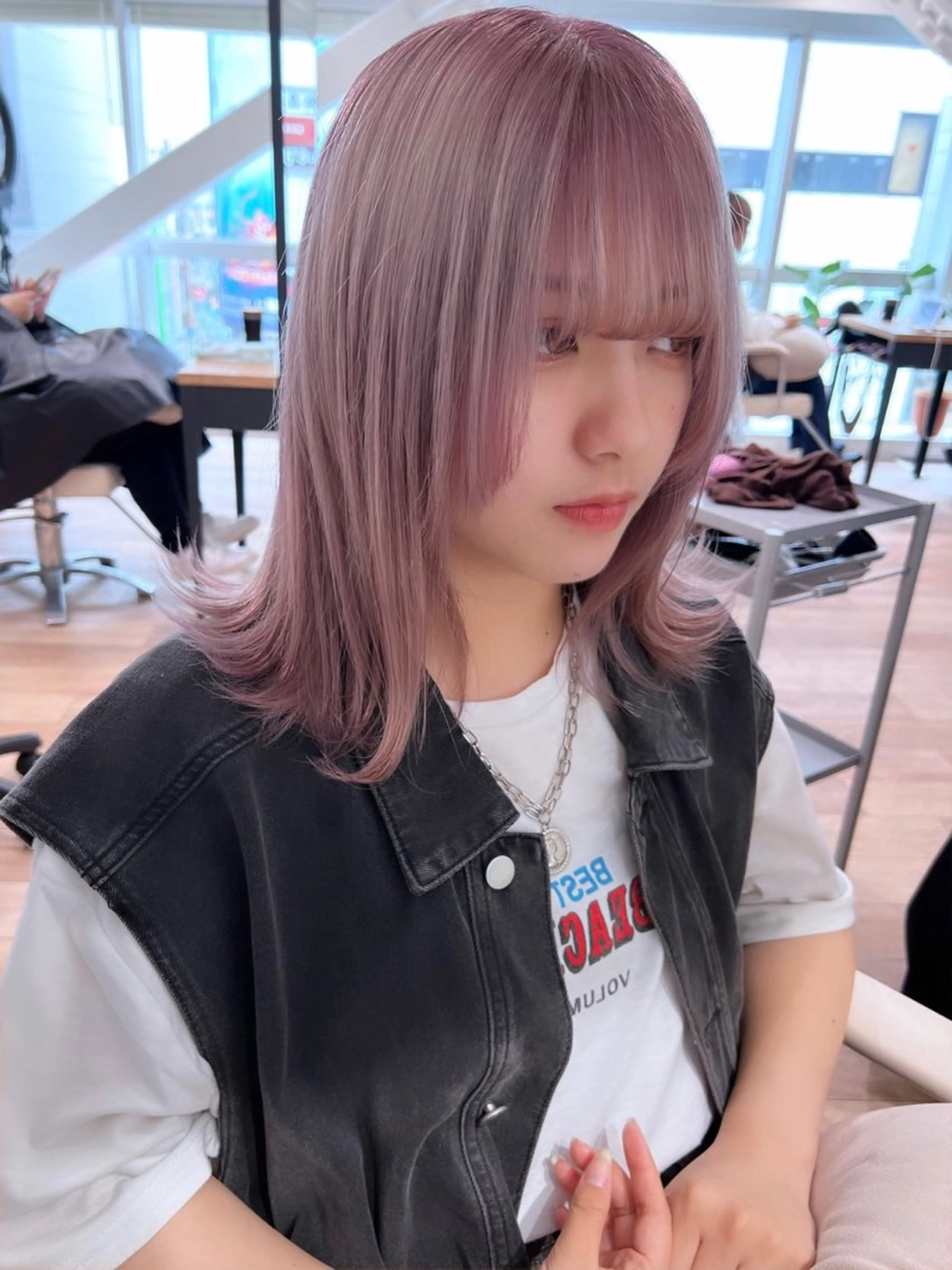 ミディアム カラー バレイヤージュ ベージュカラー ブリーチ ケアブリーチ ダブルカラー 前髪/顔まわりカット 艶髪/髪質改善/縮毛のヘアスタイル