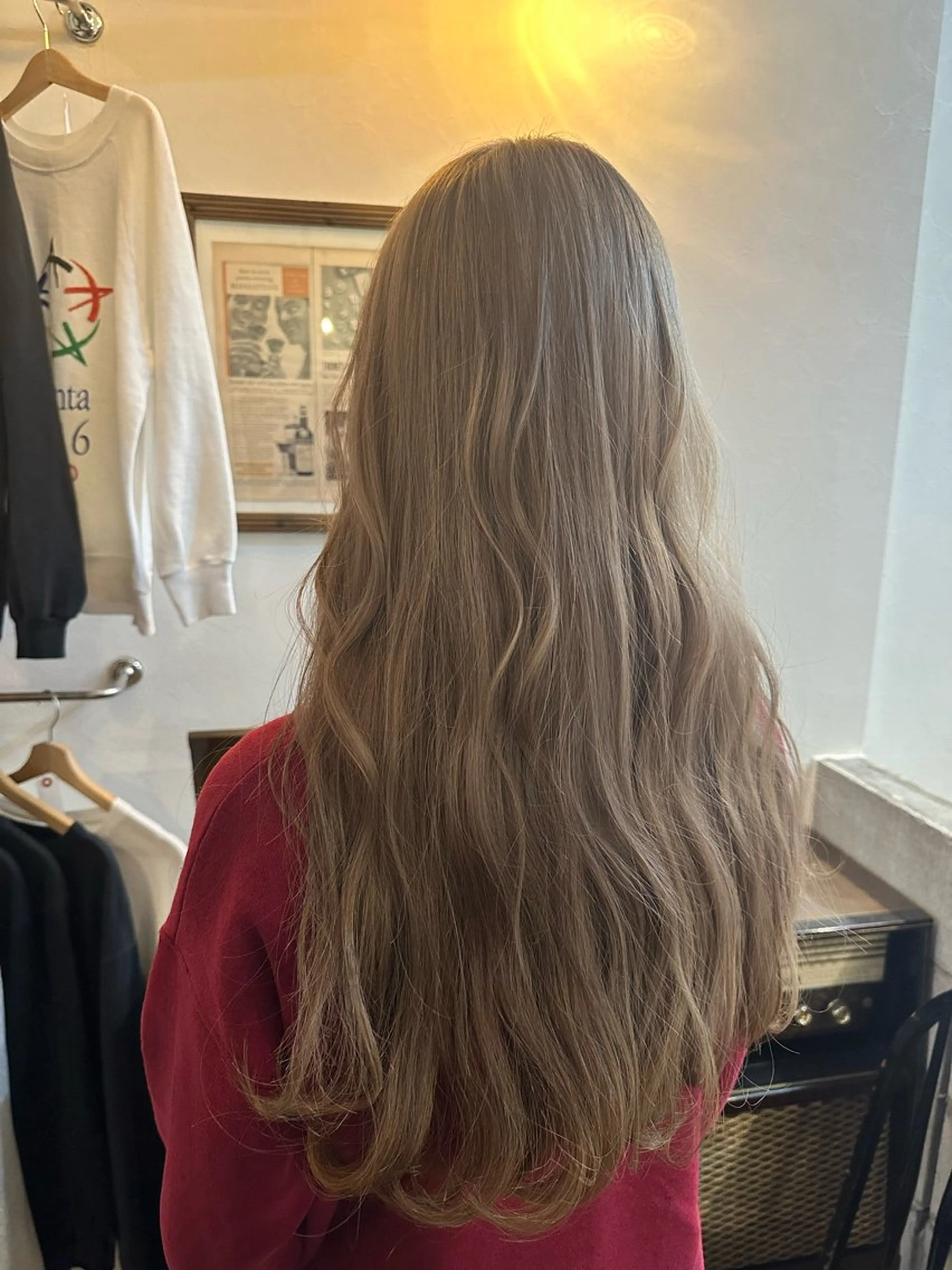 ロング カラー ベージュカラー ハイトーンカラー ハイトーンベージュ 岩村 夏姫のヘアスタイル