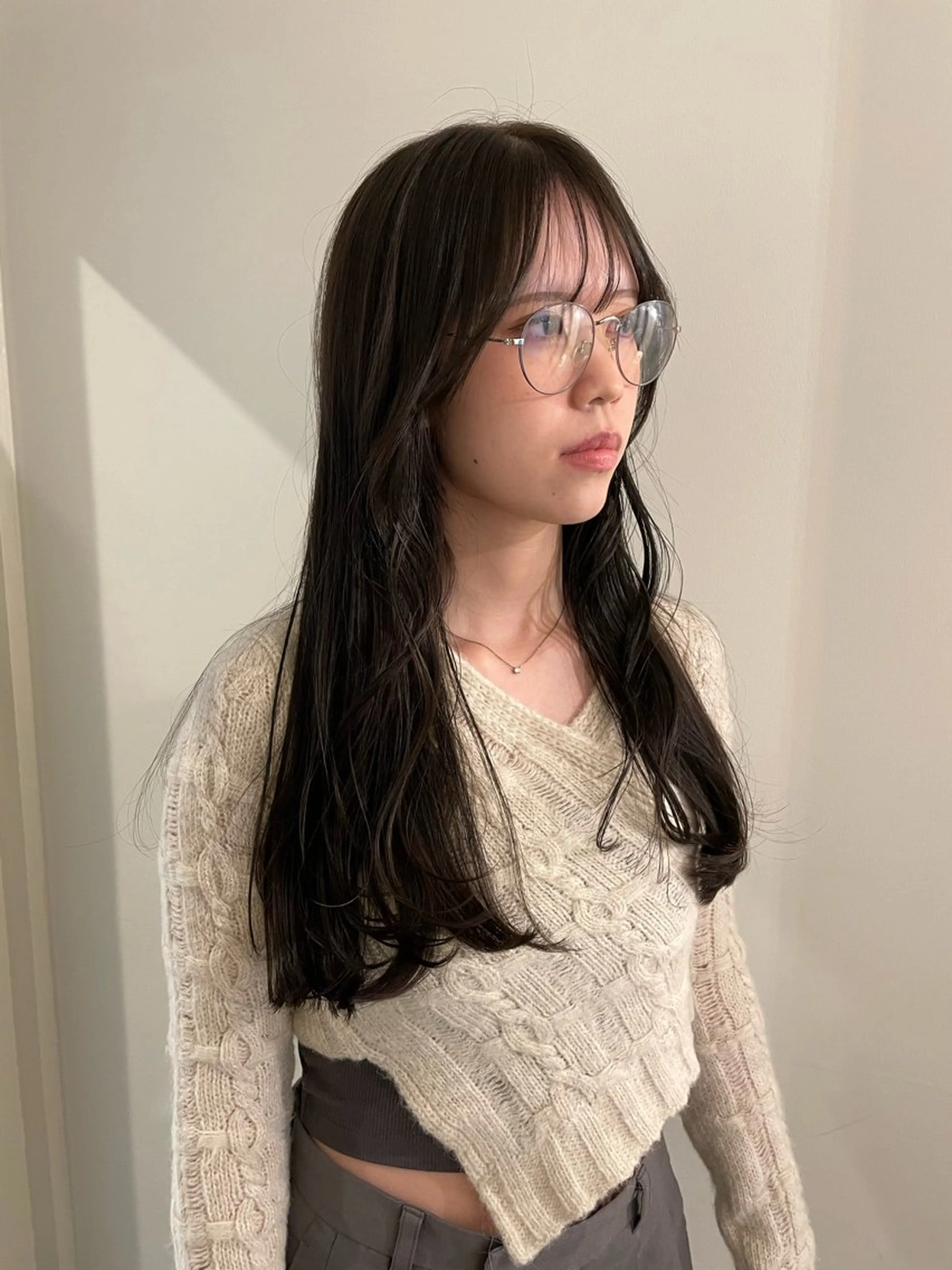 ロング カラー ブリーチ 透明感カラー グレージュ オリーブグレージュ オリーブグレー カット ヘアカラー 渋谷 留菜のヘアスタイル