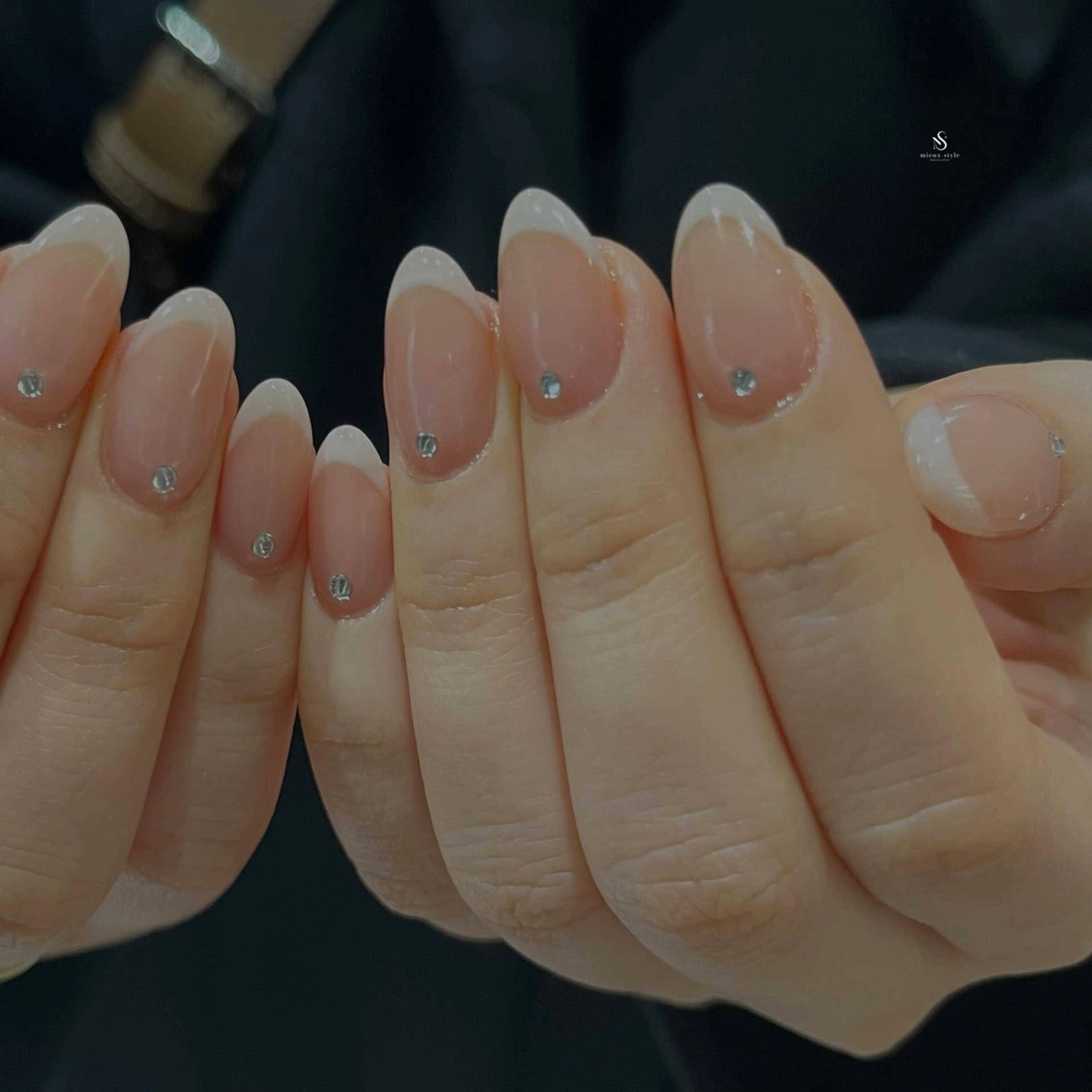 オフ無しベースカラー有りフレンチネイルの写真