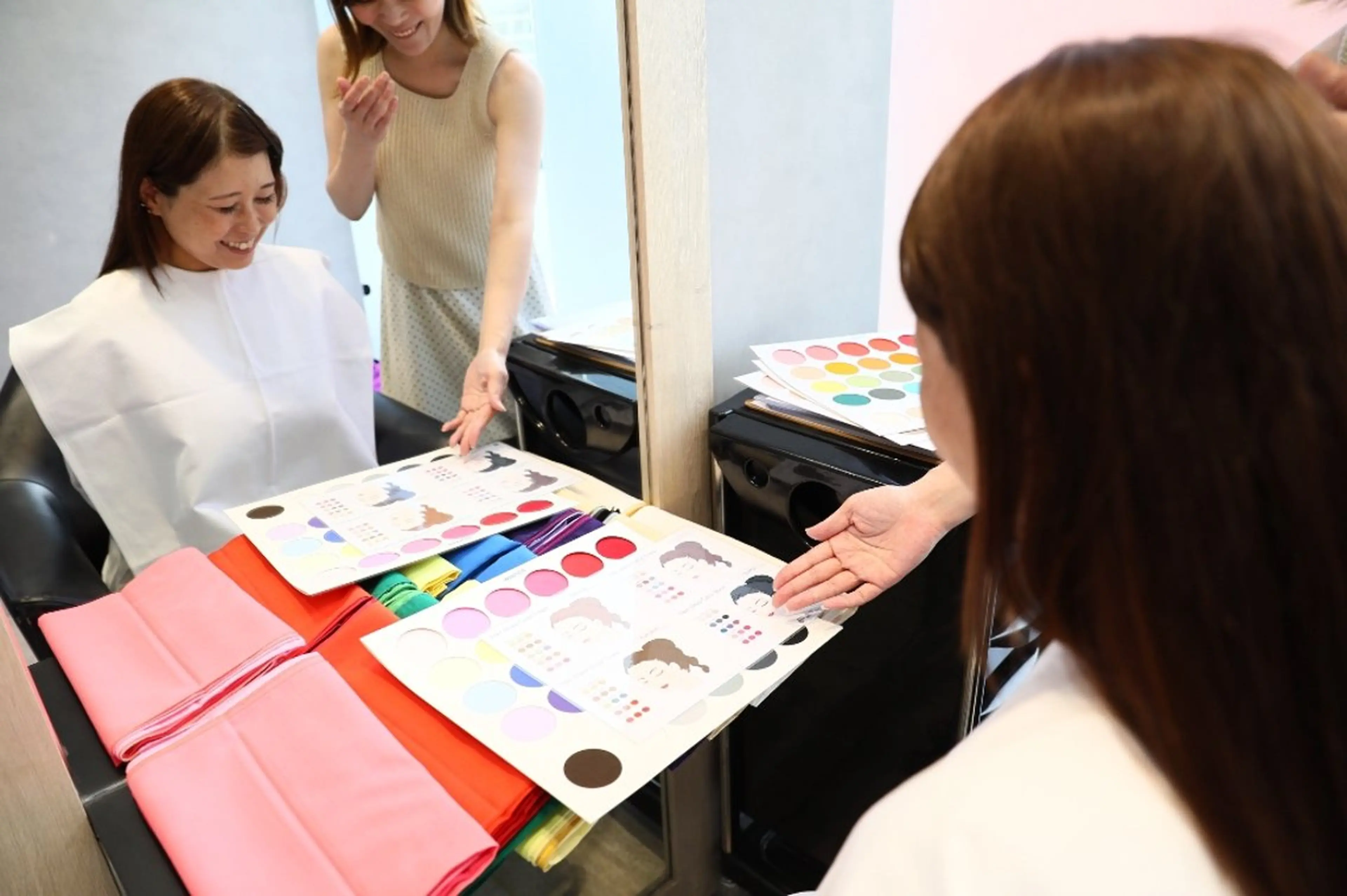 15分類進化型パーソナルカラー診断／ポイントメイクレッスン／コーディネート提案／アドバイスシートお渡しの写真