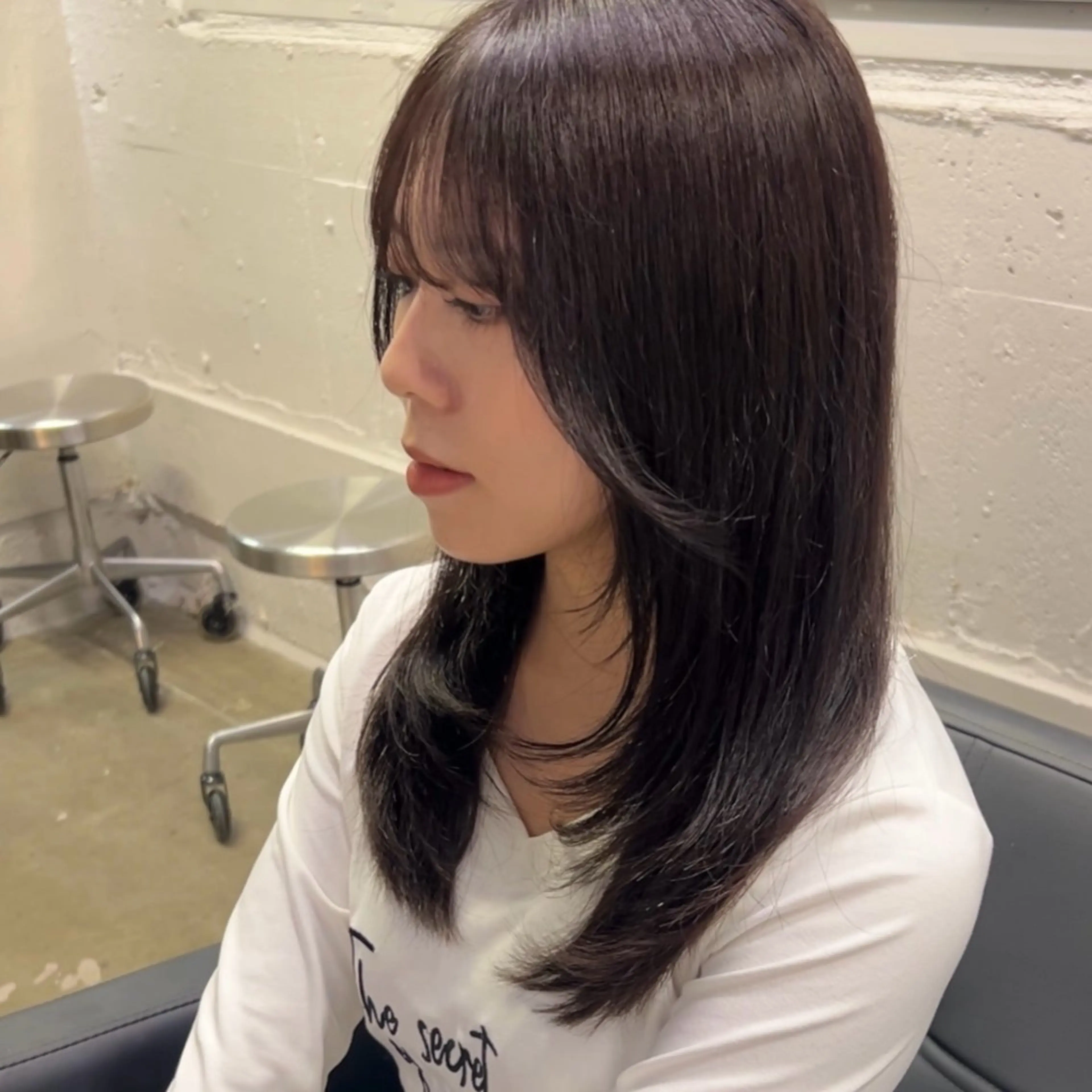 セミロング 小顔に見えるボブ 透明感カラー🪽のヘアスタイル