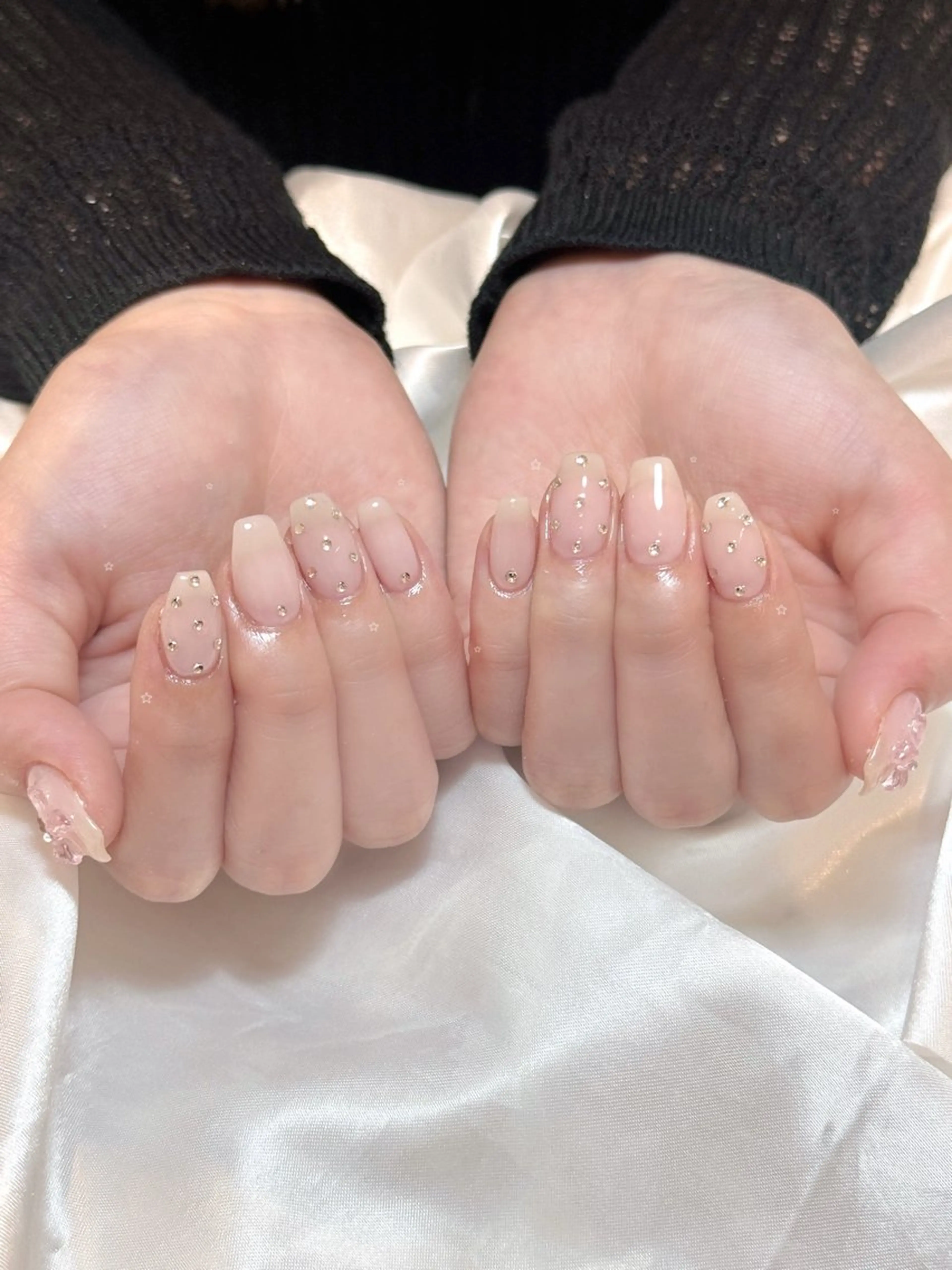 ネイル ドット キラキラネイル ハンドネイル natsuki 💫のネイルデザイン