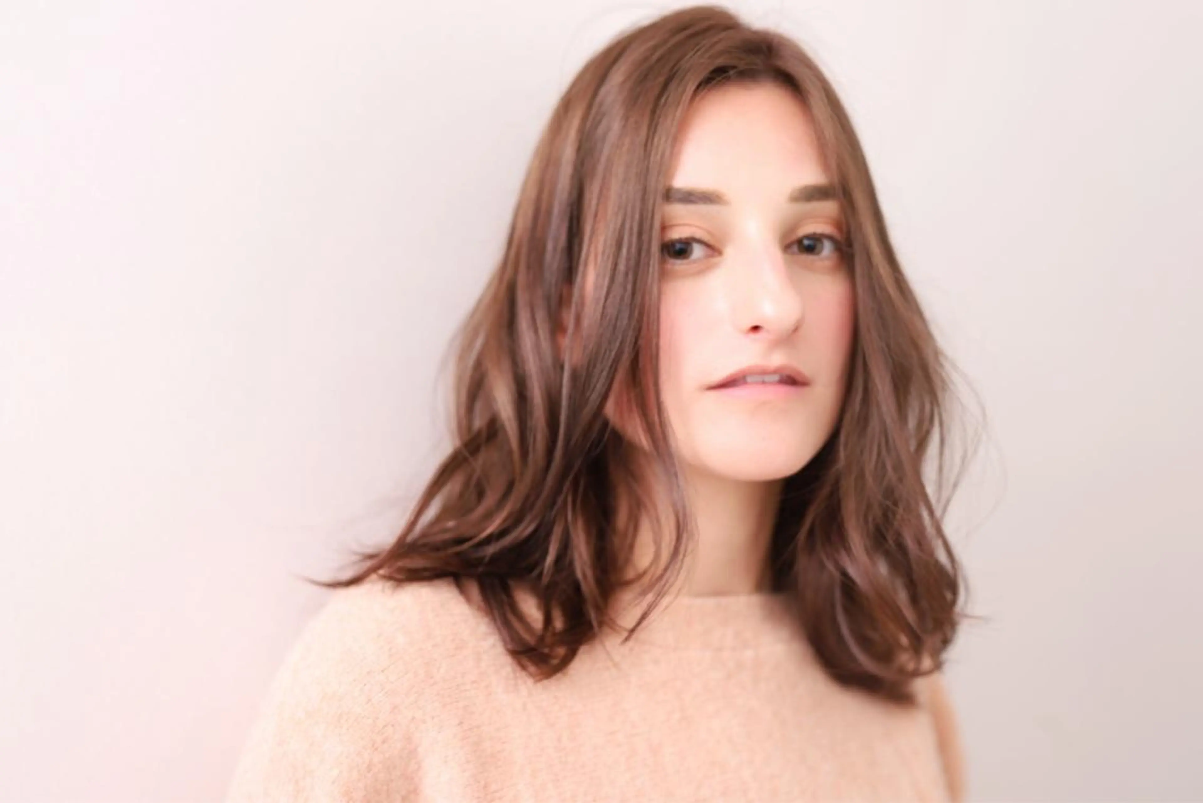 ミディアム カラー 透明感カラー レイヤーカット 鈴木 麻希のヘアスタイル