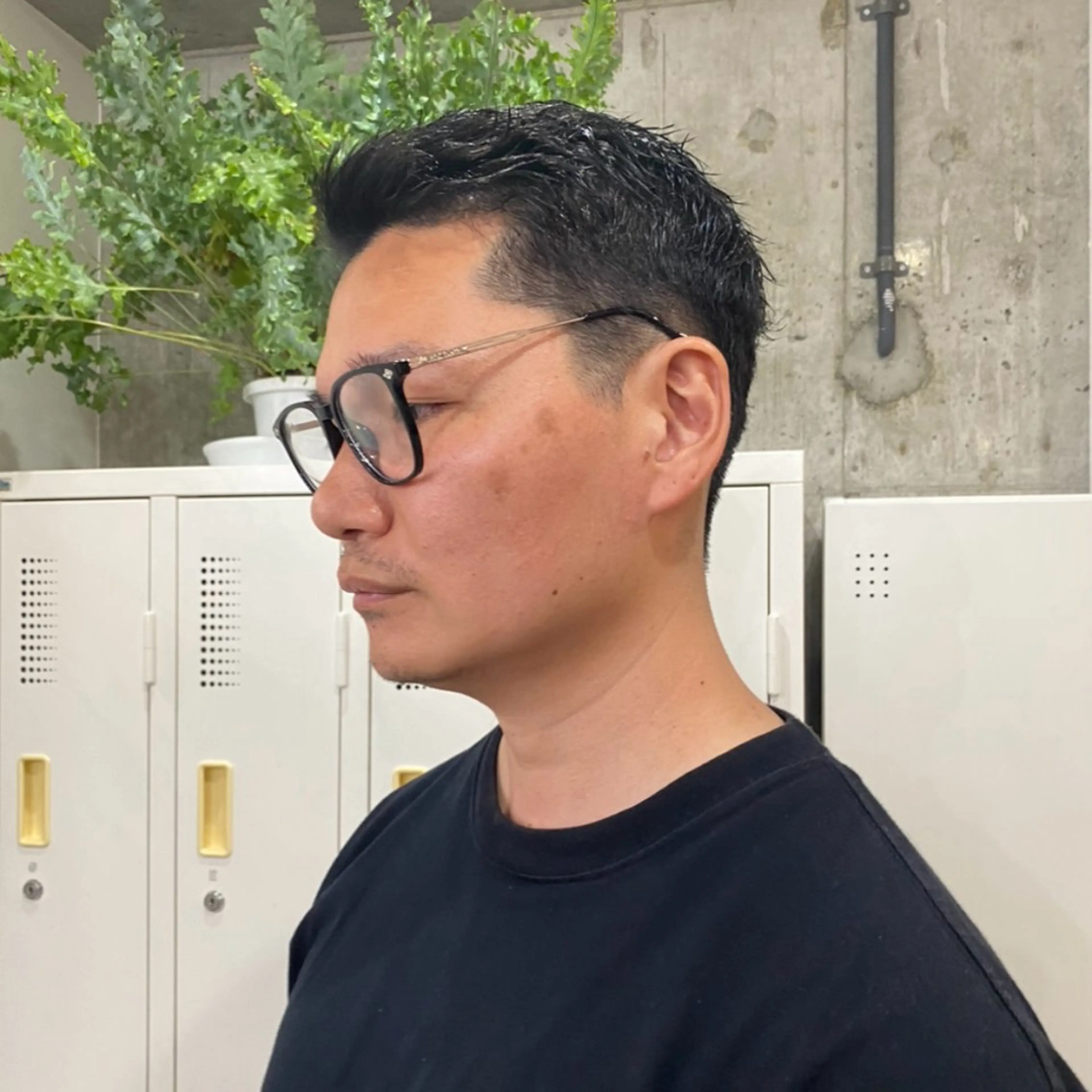 ショート メンズ アップバング ビジネス 刈り上げ センターパート/ニ ュアンスパーマのヘアスタイル