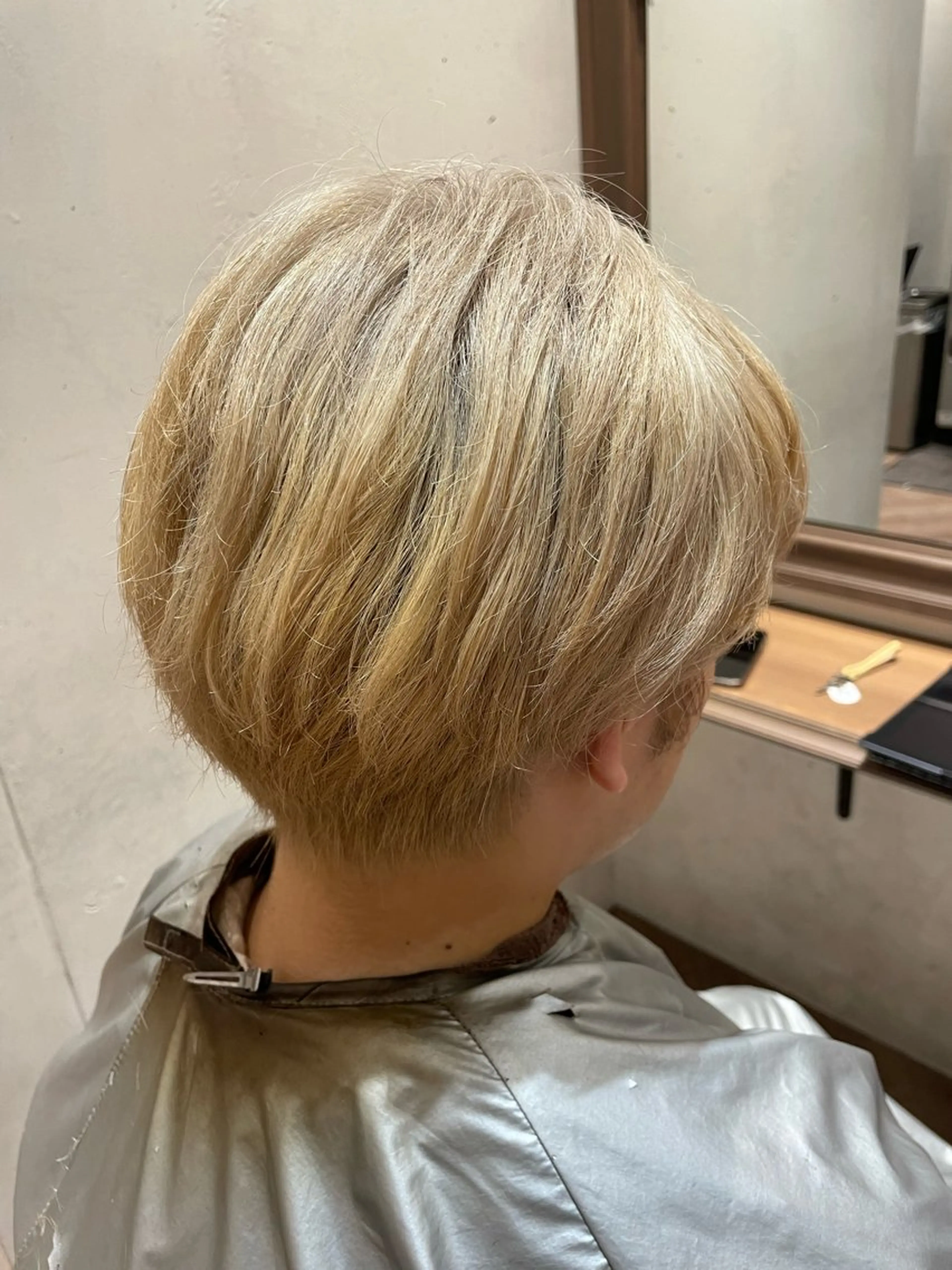 ショート メンズ メンズブリーチ シモカワ マシロのヘアスタイル