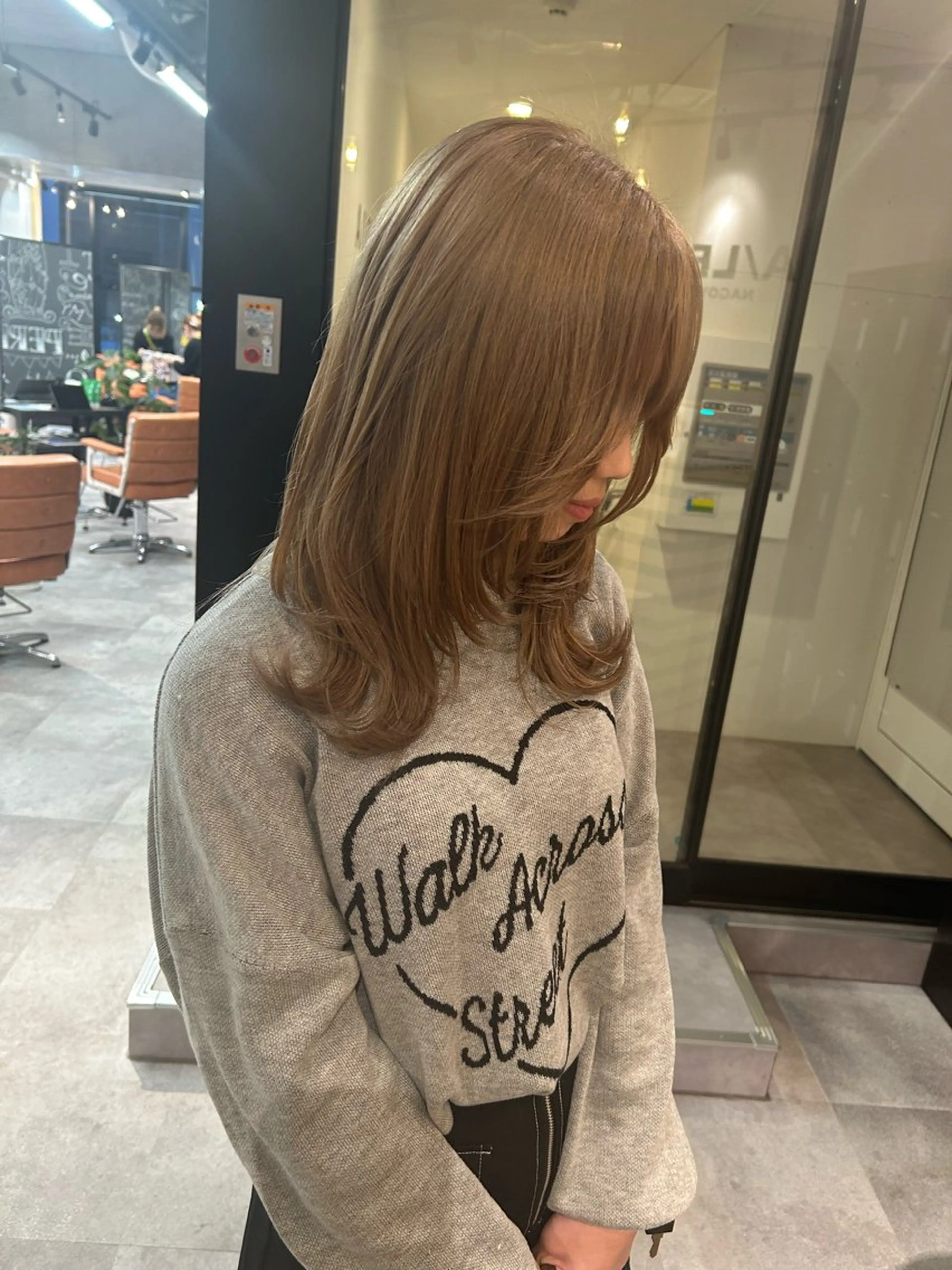 ミディアム カラー ベージュカラー ミルクティーベージュ ウルフカット ヘアカラー トリートメント ウルフカット レイヤーカット上柿のヘアスタイル