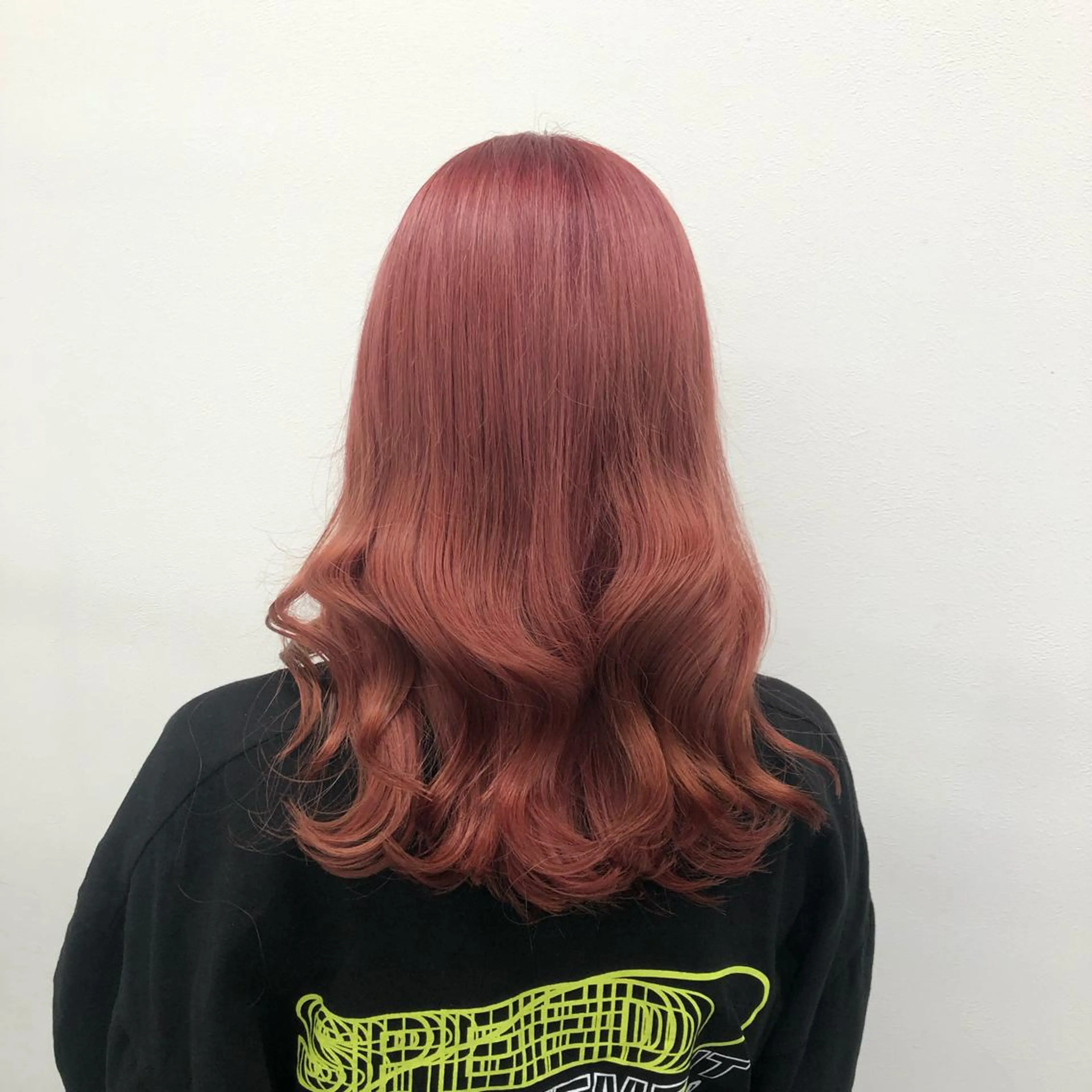 セミロング 寒色＆ブリーチ特化 寒色MiOのヘアスタイル