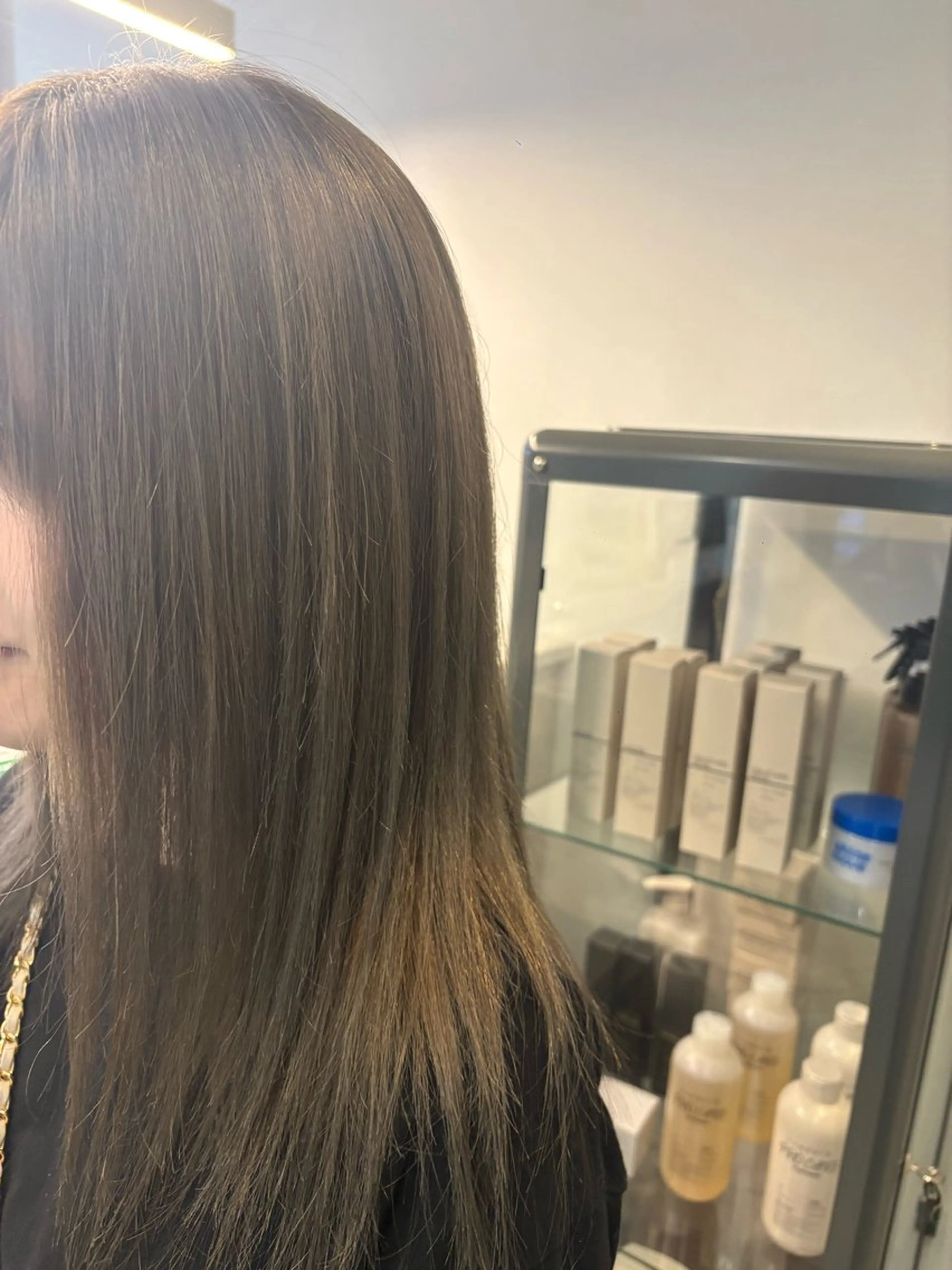 ミディアム カラー アッシュ ベージュカラー ブリーチ ヘアカラー 野村 莉愛のヘアスタイル