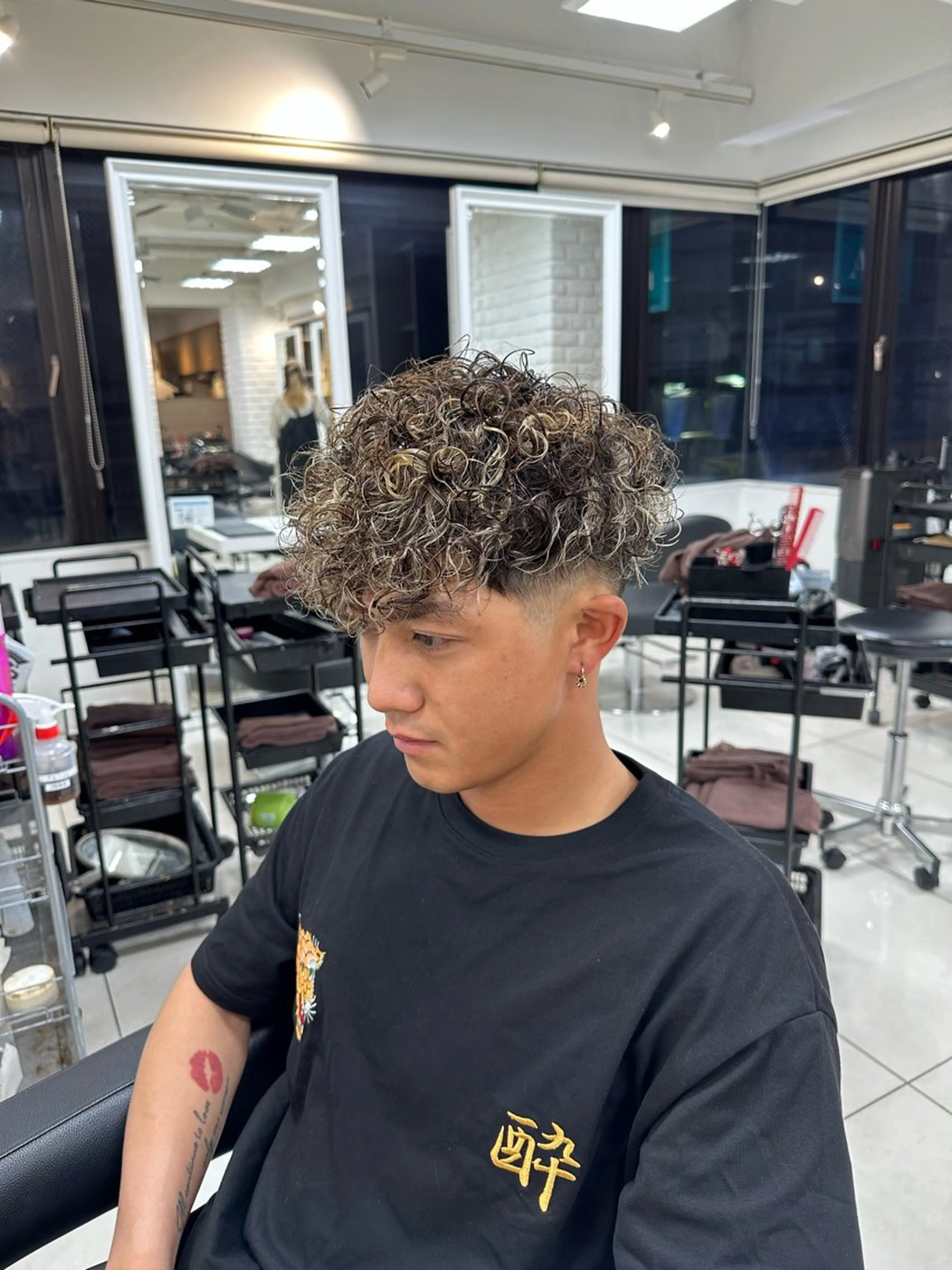 ショート カラー パーマ メンズ メンズハイライト スペインカール ハイライトカラー ハイライト カット ヘアカラー パーマ フェザーパーマ職人 🪶ryosukeのヘアスタイル