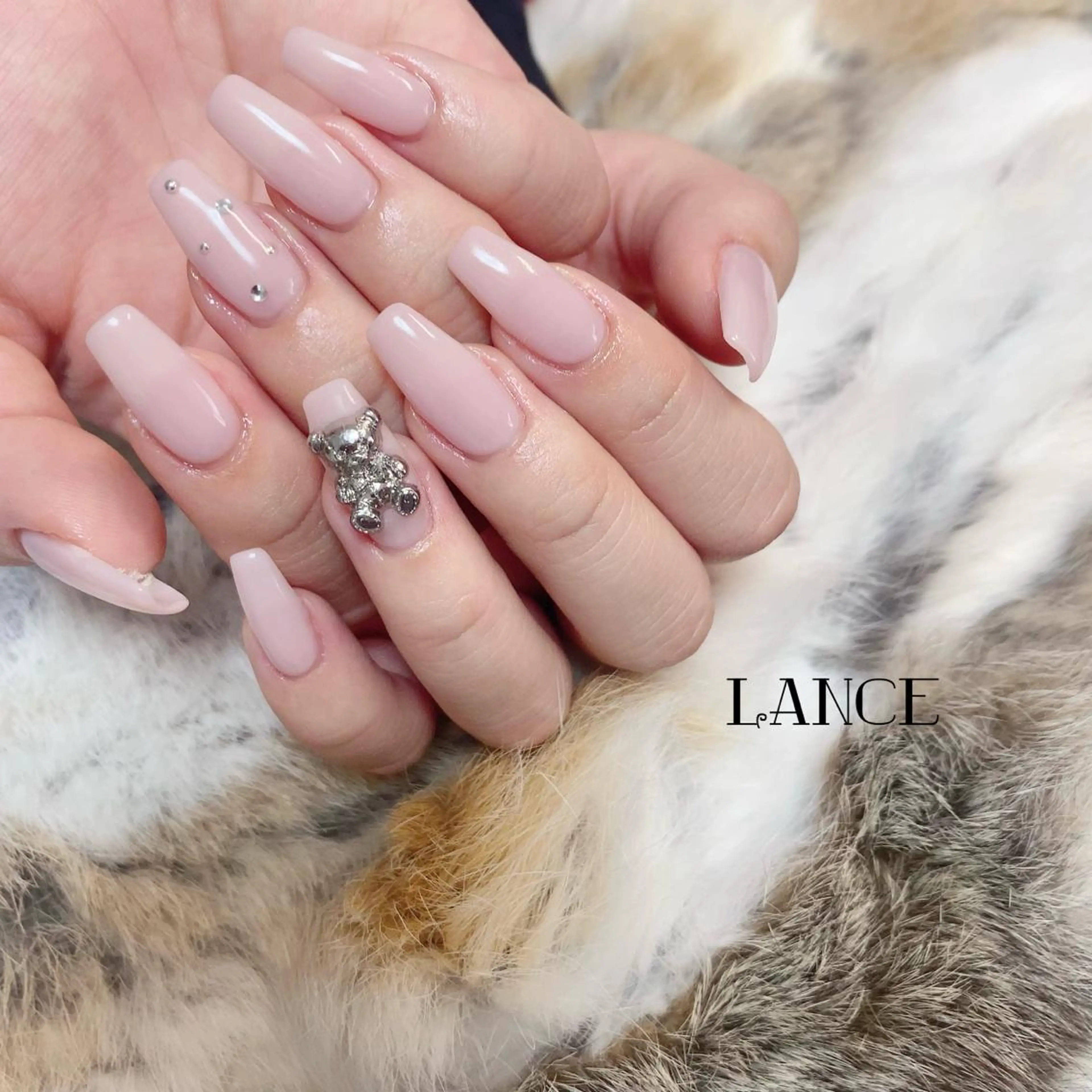 ミディアム ネイル オーロラネイル フレンチネイル ワンホンネイル 冬ネイル ハンドネイル Lance nailのネイルデザイン