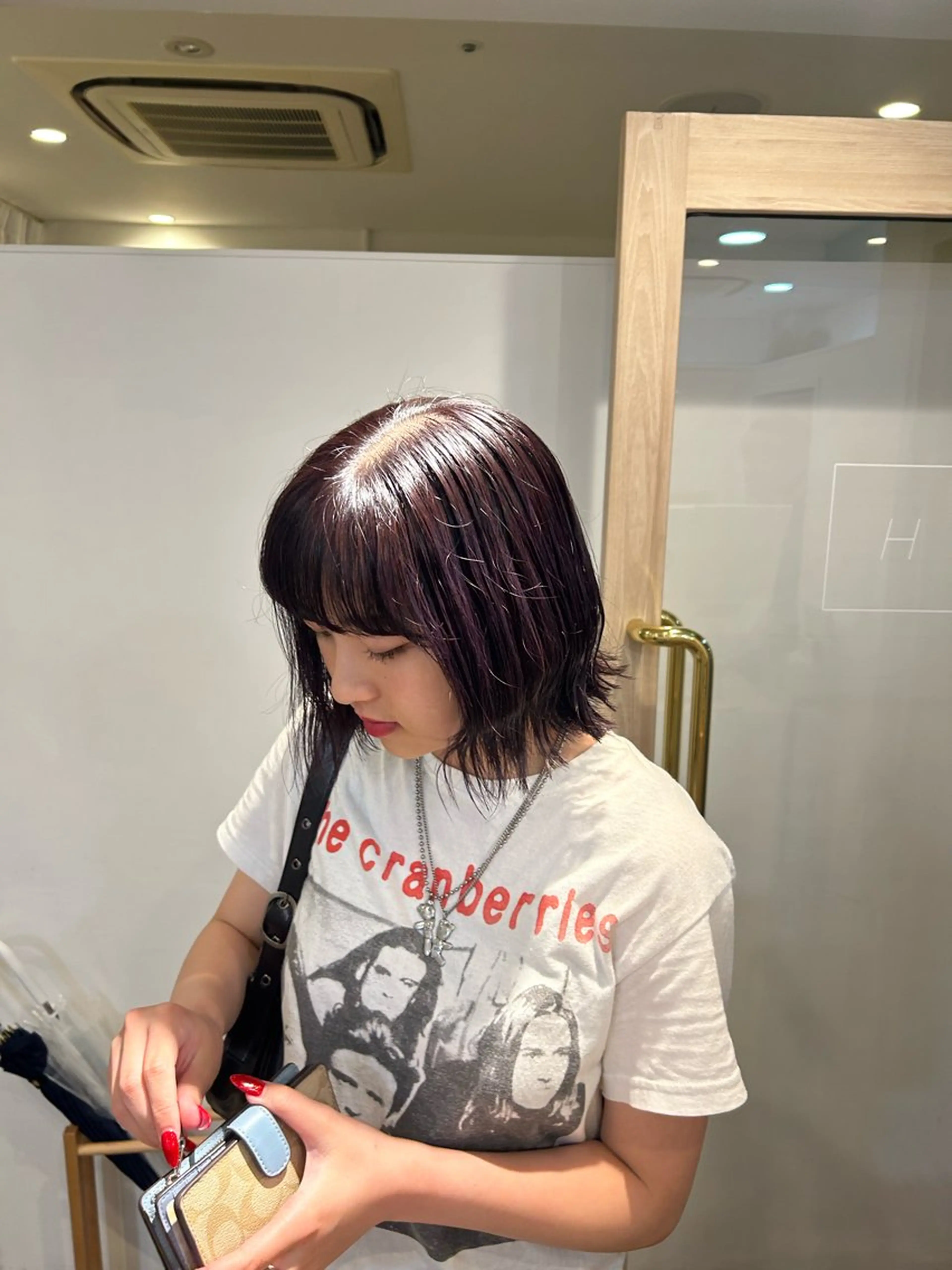 ショート パープルカラー H女性専用サロン梅田所属・伊澤 紗弥のヘアスタイル