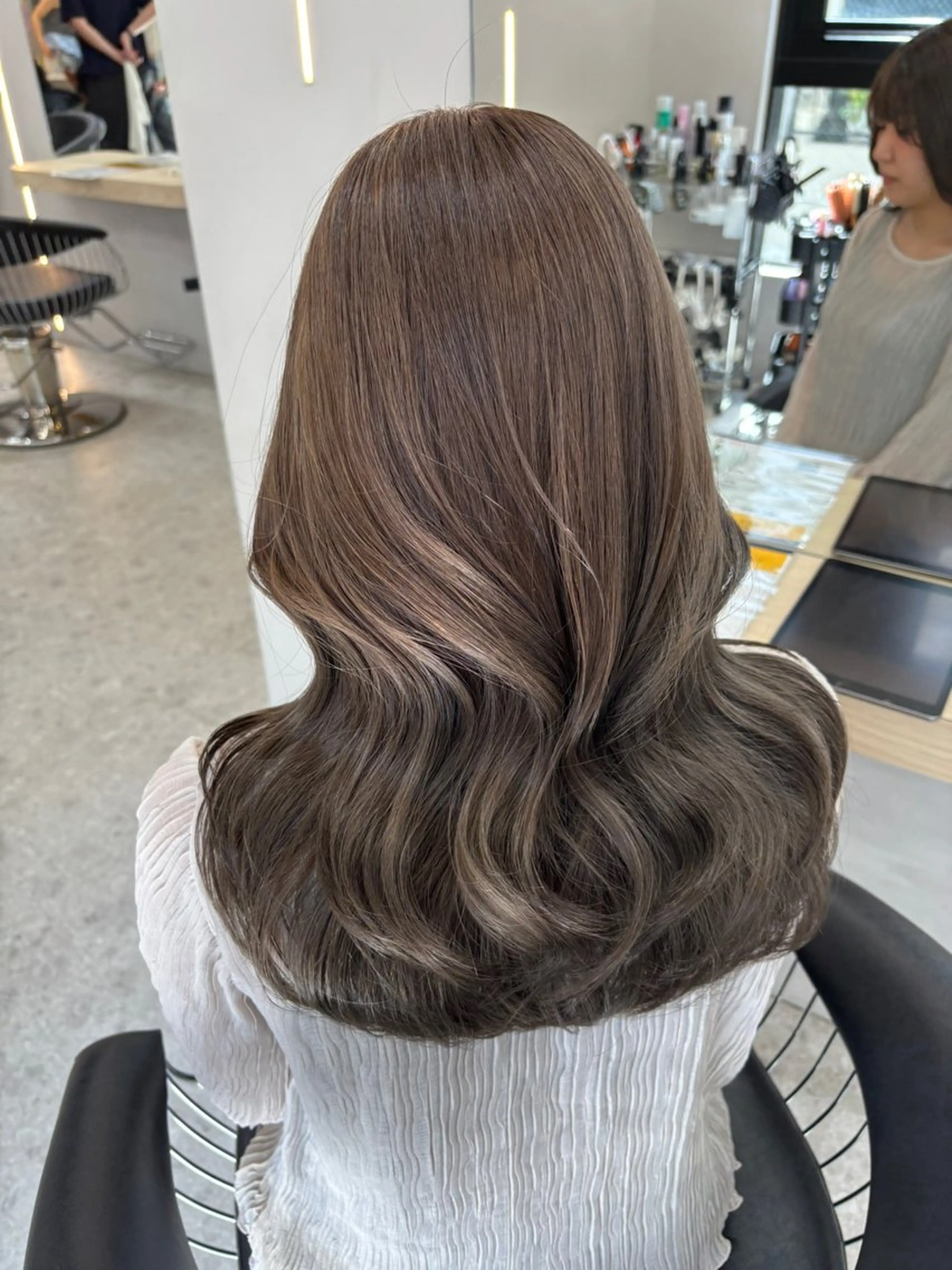 ミディアム ラベンダーベージュ 顔まわりレイヤー 顔周りカット 韓国風ヘア レイヤーカット ヘアカラー RYOTA レイヤー 中明度カラー/縮毛のヘアスタイル
