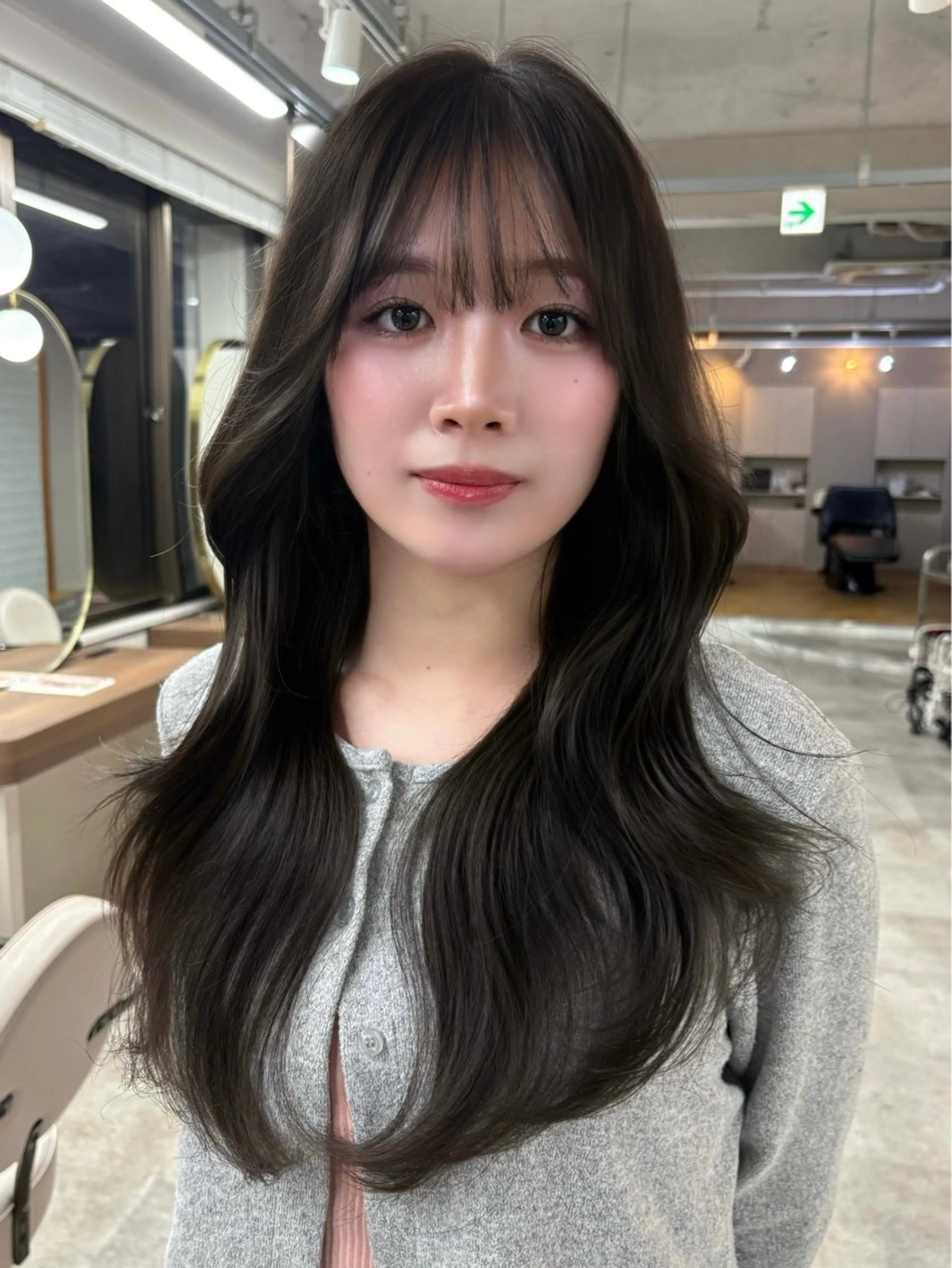 ロング チョコレートブラウン くびれヘア 卒業式のヘアスタイル 学生 韓国風ヘア SeiRa☪️ 艶髪 / 透明感のヘアスタイル
