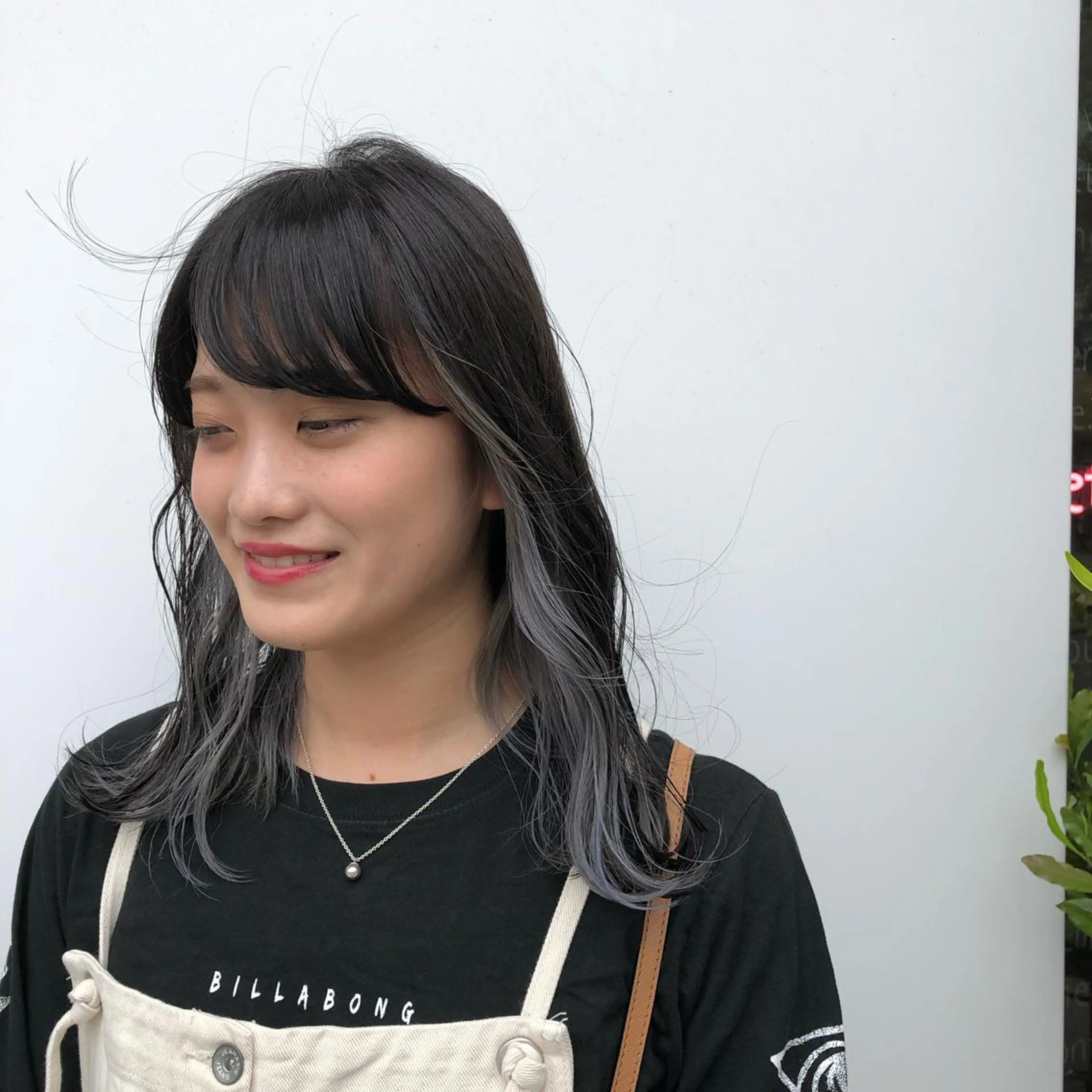 ミディアム カラー インナーカラー シルバー 古屋 花織のヘアスタイル