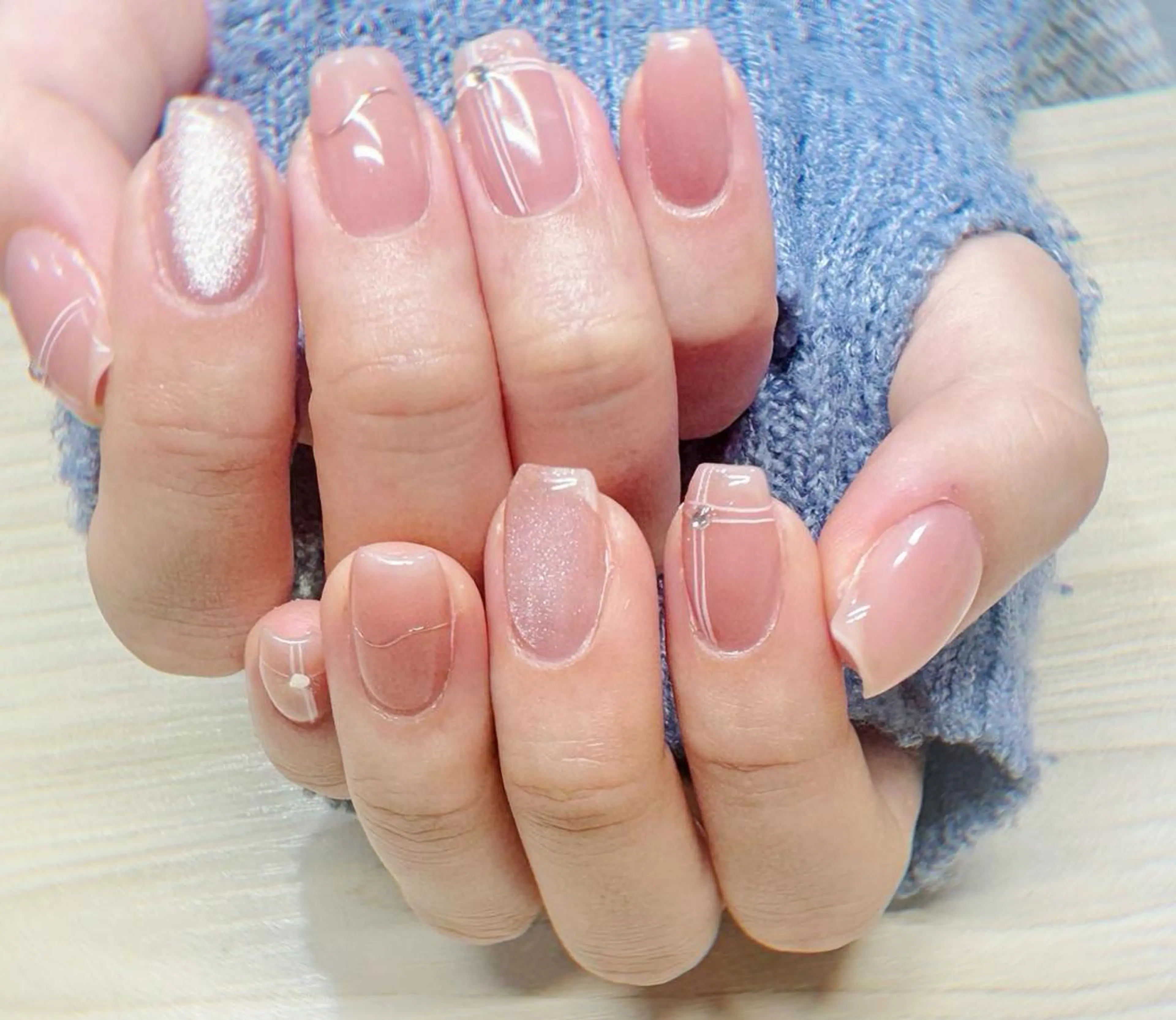 ネイル オーロラネイル 長さ出し フレンチネイル ガーリー キラキラネイル ハンドネイル Lucky nail salonのネイルデザイン
