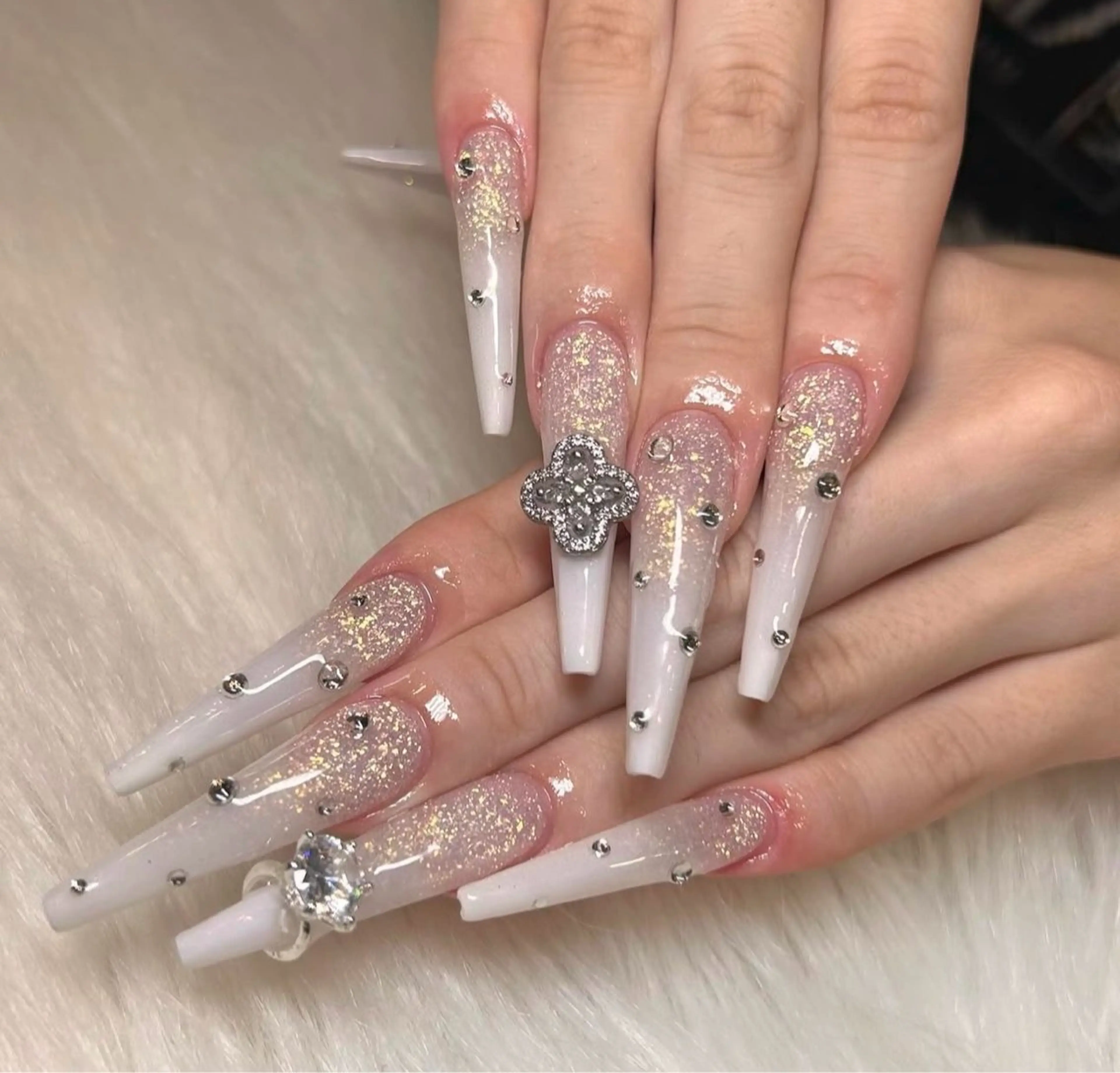 ネイル グラデーション キラキラネイル ワンカラーネイル 冬ネイル Jenn Nail Salonのネイルデザイン