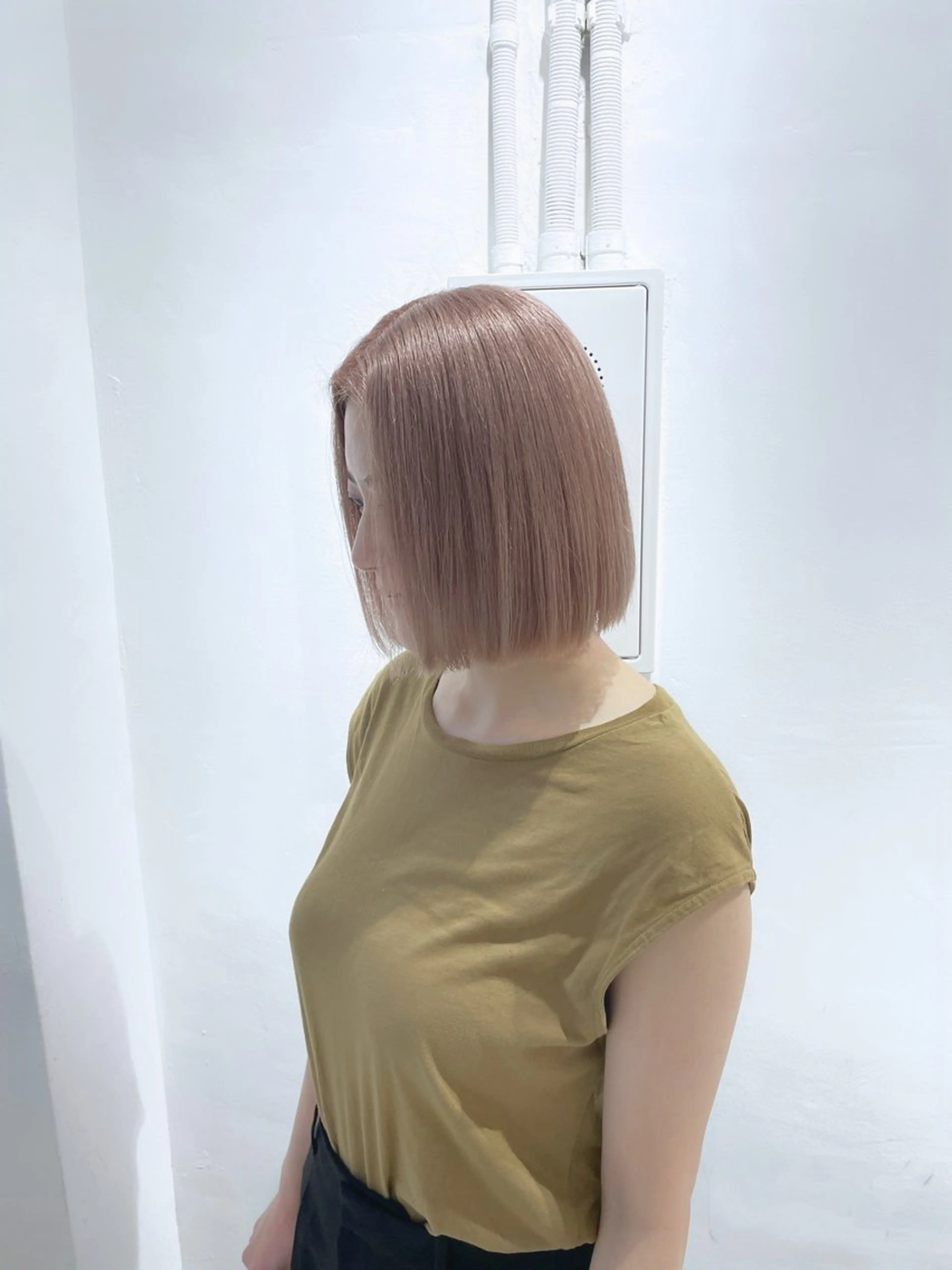 ショート アッシュ 似合わせカット Muミュー/ブリーチ ハイトーン　Wカラーのヘアスタイル