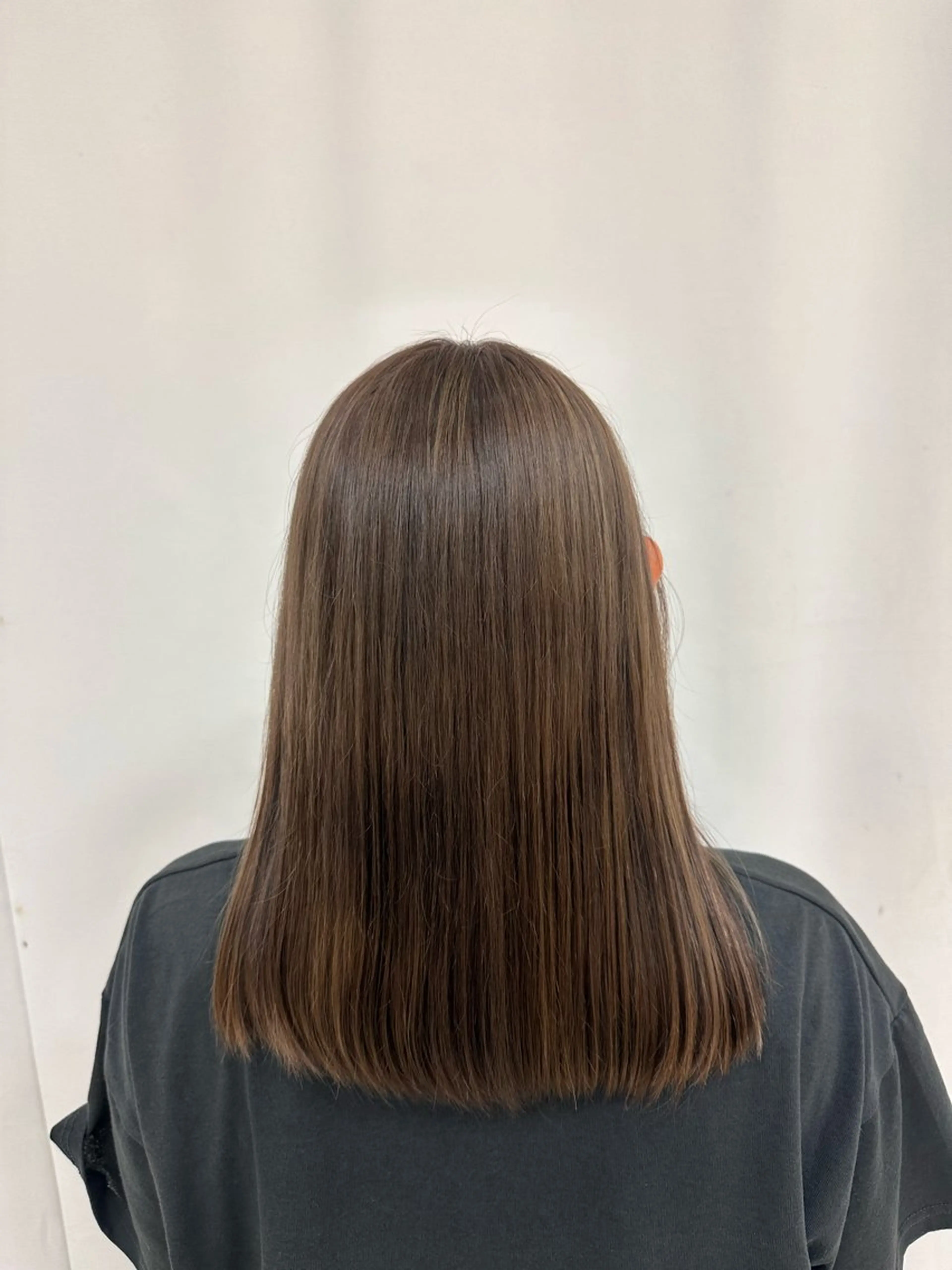 セミロング カラー ベージュカラー ブリーチ カット ヘアカラー 伊佐 愛のヘアスタイル