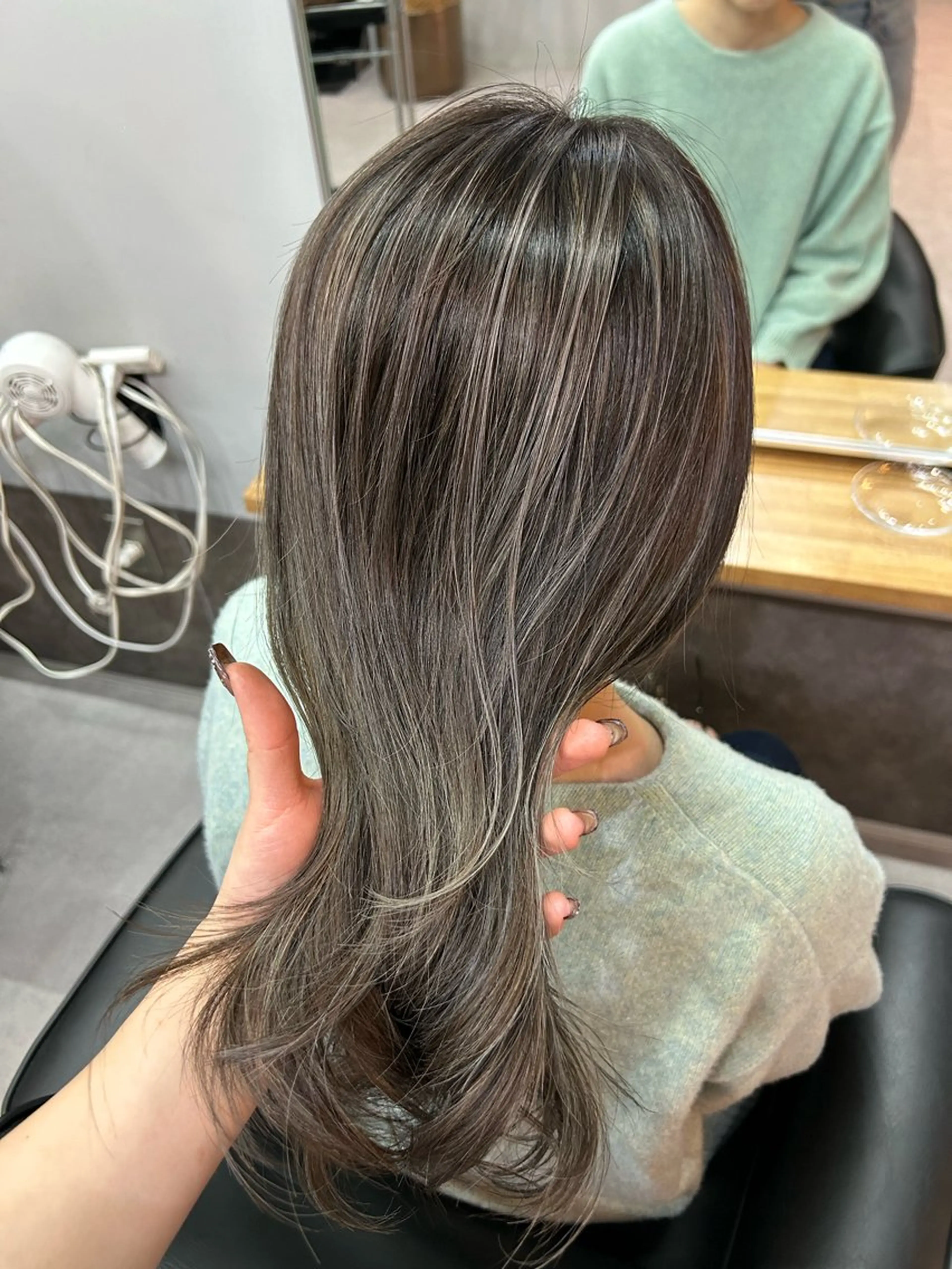 セミロング カット ヘアカラー トリートメント ミディアムレイヤー カット/ハイライトのヘアスタイル