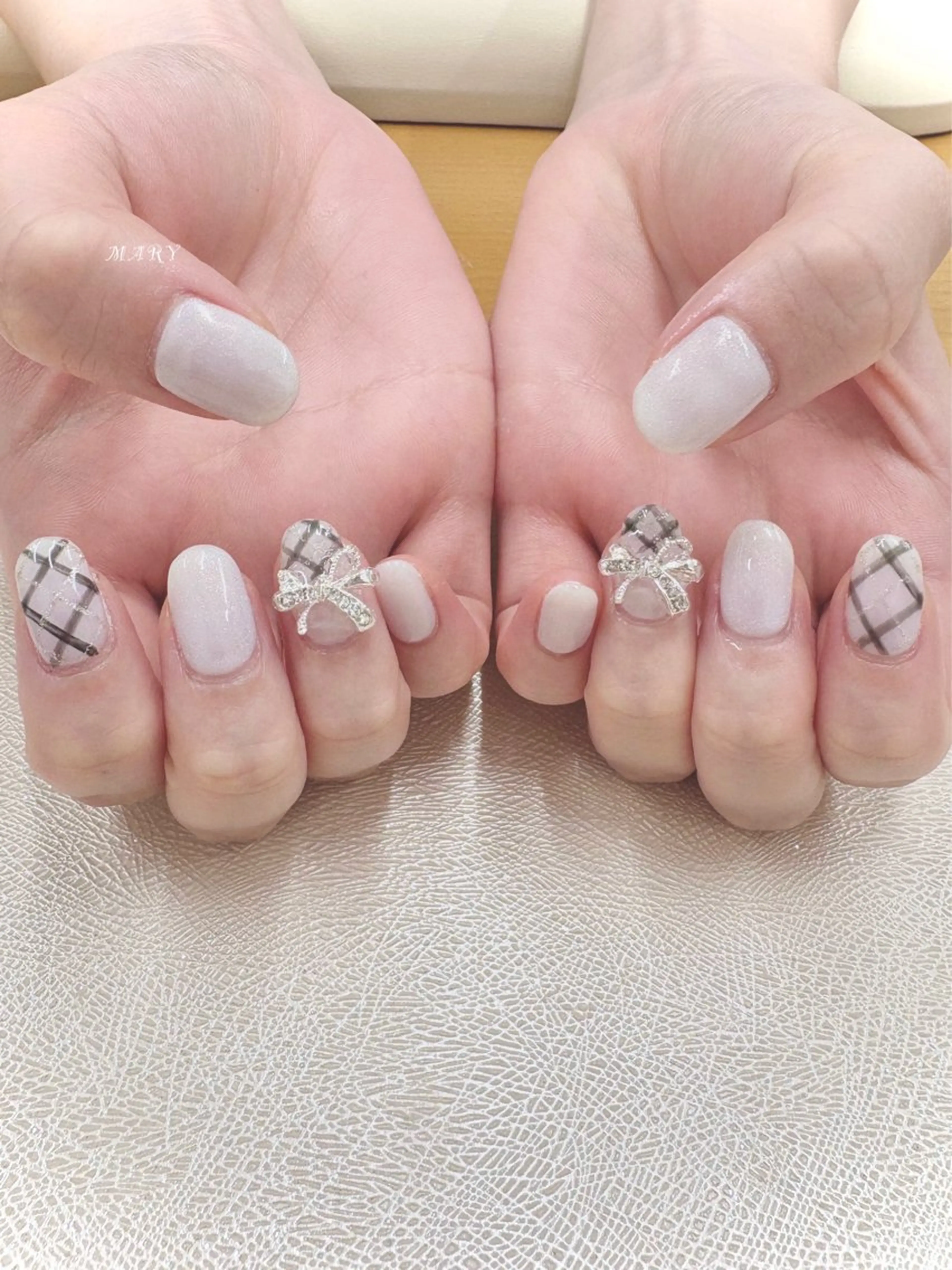 ネイル ニュアンスネイル ワンカラーネイル リボン ホワイト 冬ネイル ハンドネイル Mary nail .narumiのネイルデザイン