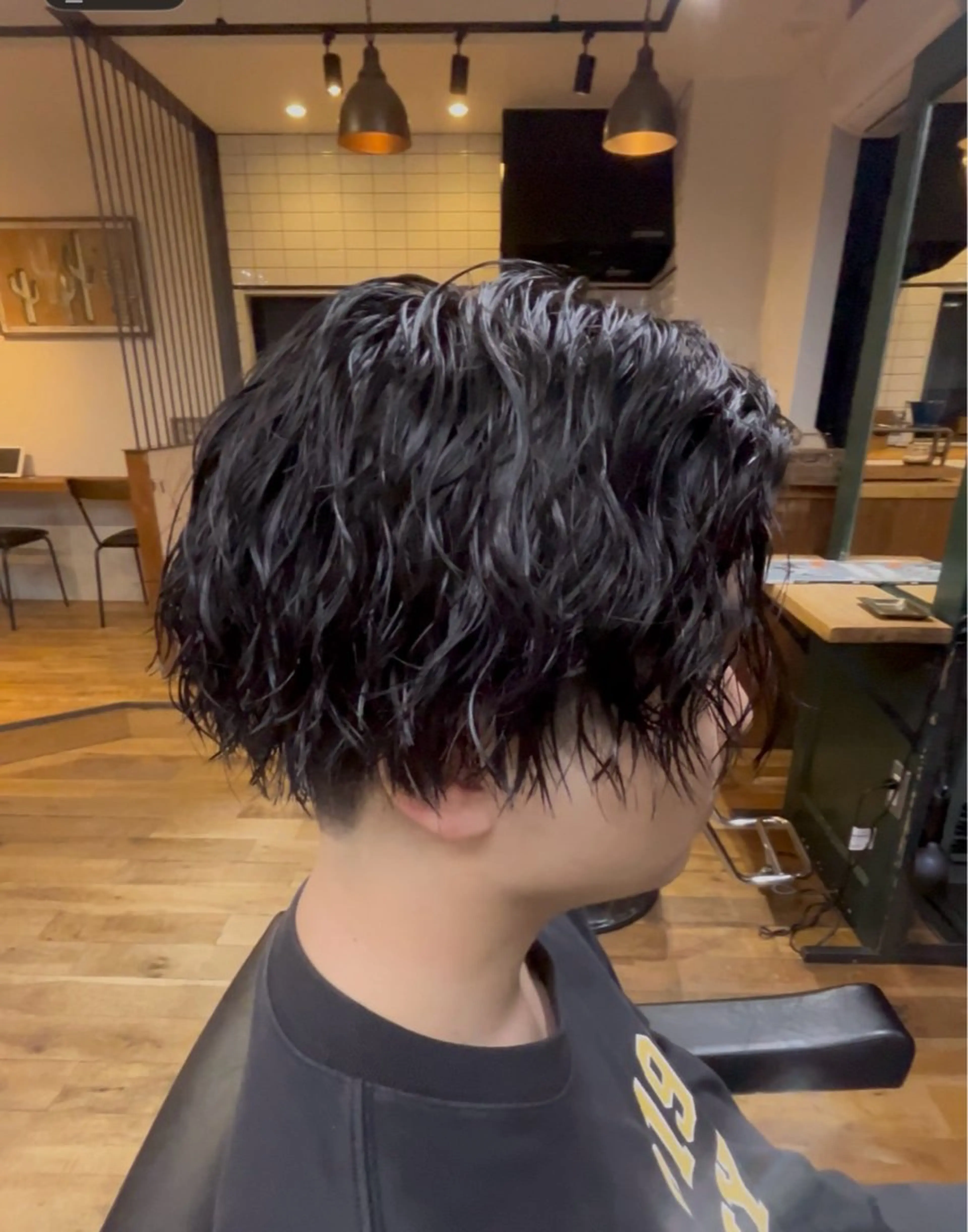 パーマ メンズ ミディアム ミディアムパーマ フェザーパーマ メンズパーマ ツイストスパイラルパーマ 波巻きパーマ お悩み解決カット& パーマ。お任せ下さいのヘアスタイル