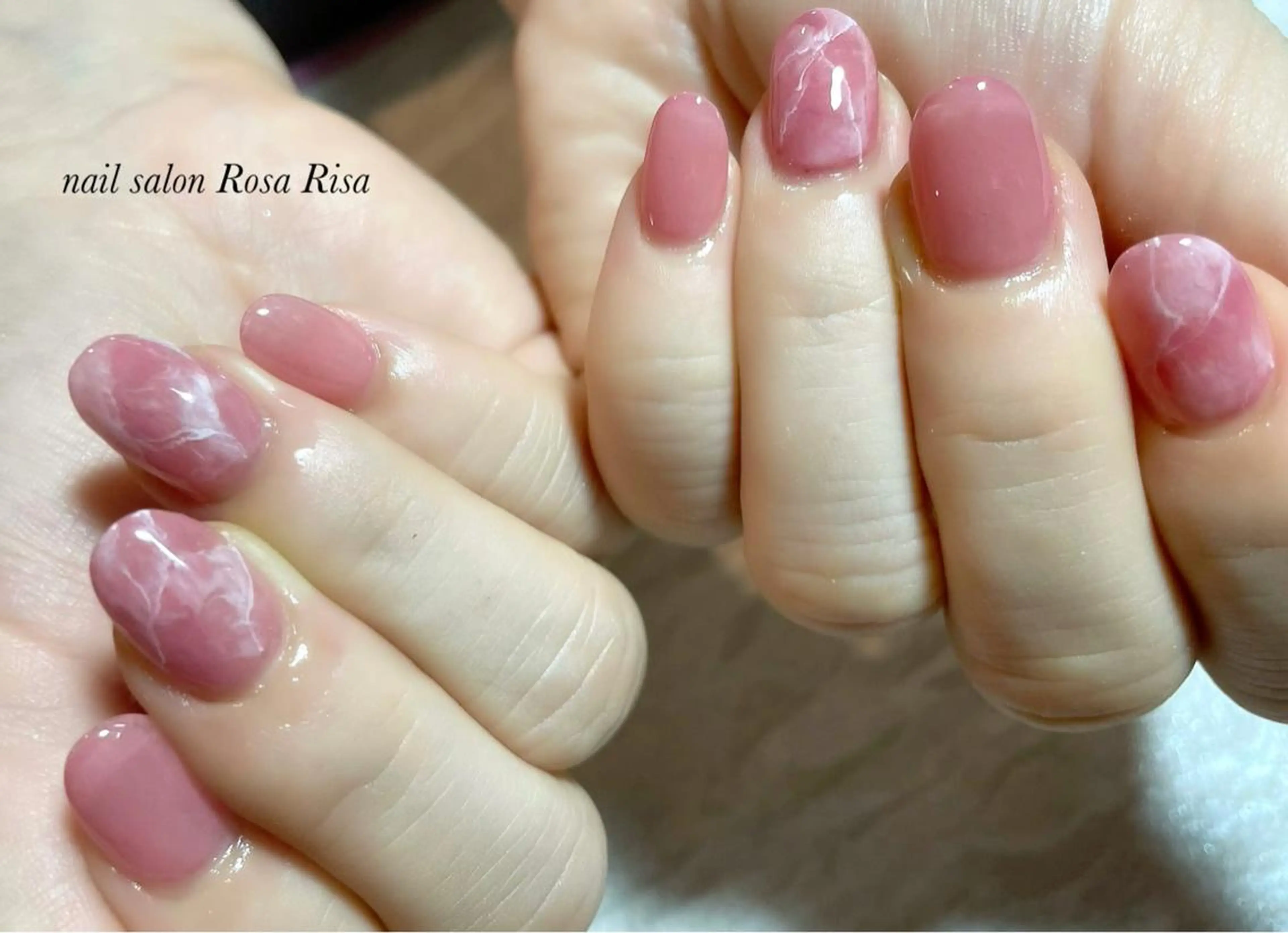 ミディアム ネイル 大理石ネイル(マーブル) ピンク ネイルスタジオ シェイクユアハンズのネイルデザイン