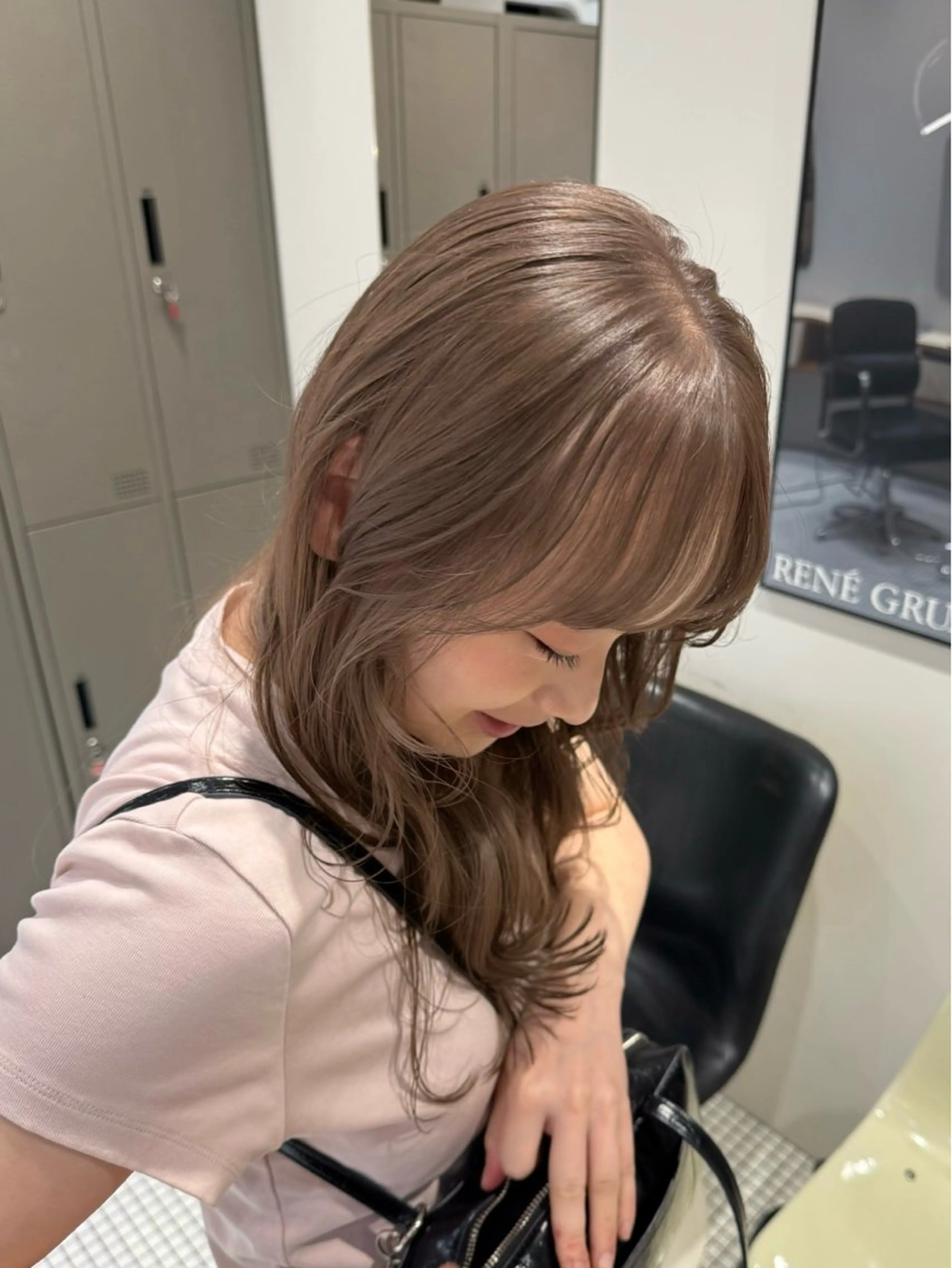 ロング カラー ベージュカラー ミルクティーベージュ ホワイトミルクティーベージュ カット ヘアカラー トリートメント コノカ/暖色カラー/ 透明感カラーのヘアスタイル