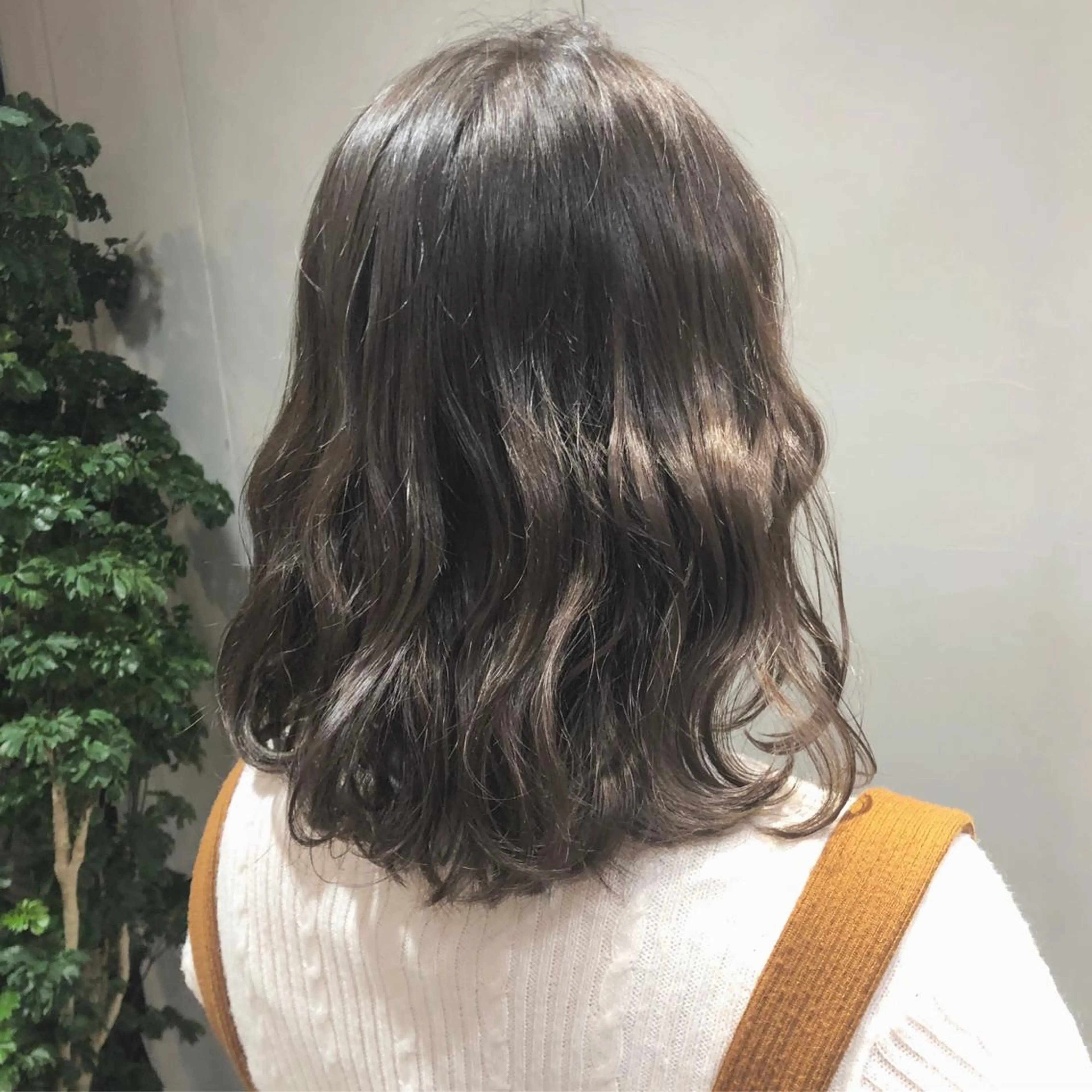 ミディアム カラー 荒木 依莉亜のヘアスタイル