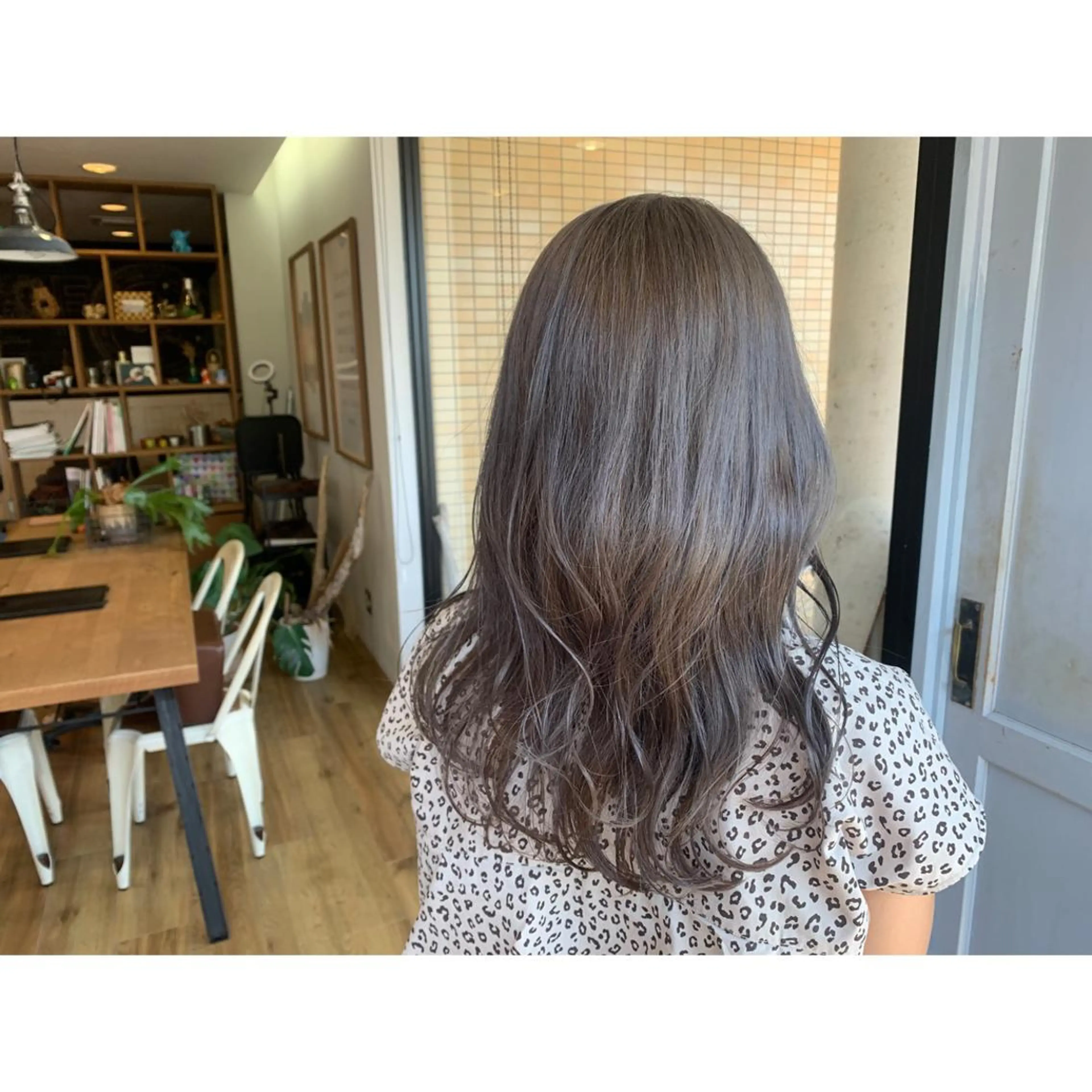 ロング カラー ブリーチ グレージュ ヘアカラー トリートメント ツキダテ ユイのヘアスタイル