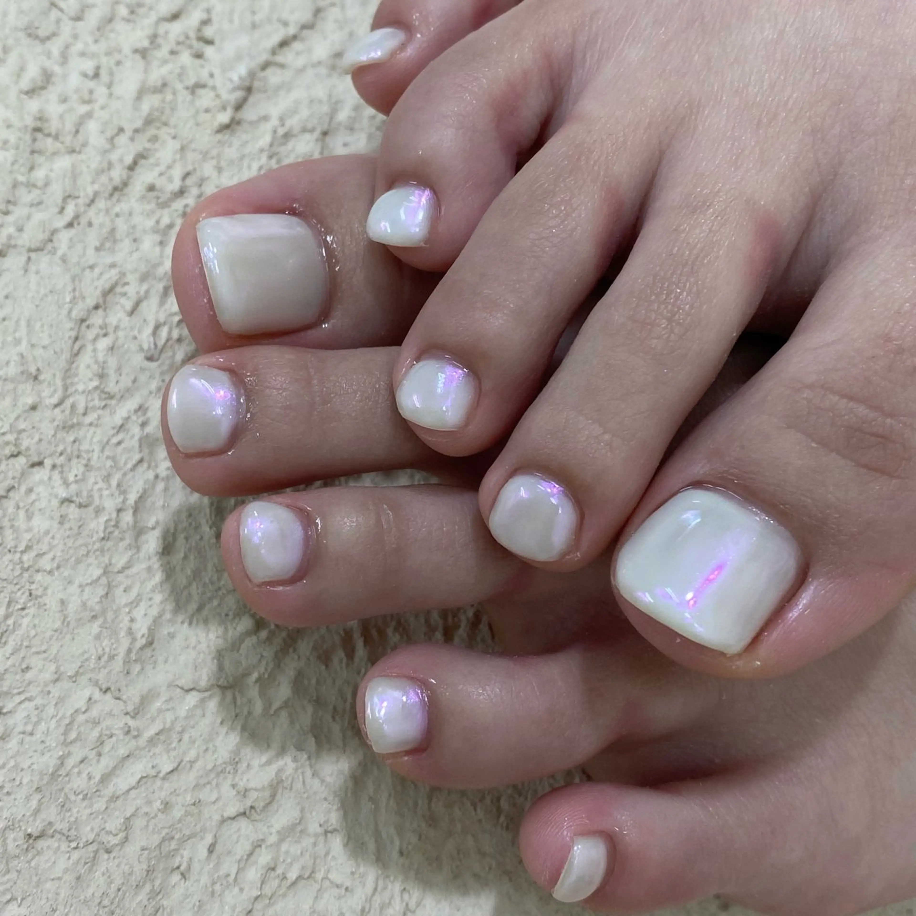 ネイル オーロラネイル ワンカラーネイル ホワイト フットネイル 🫧RaLa ⭐︎AYAKA🫧のネイルデザイン