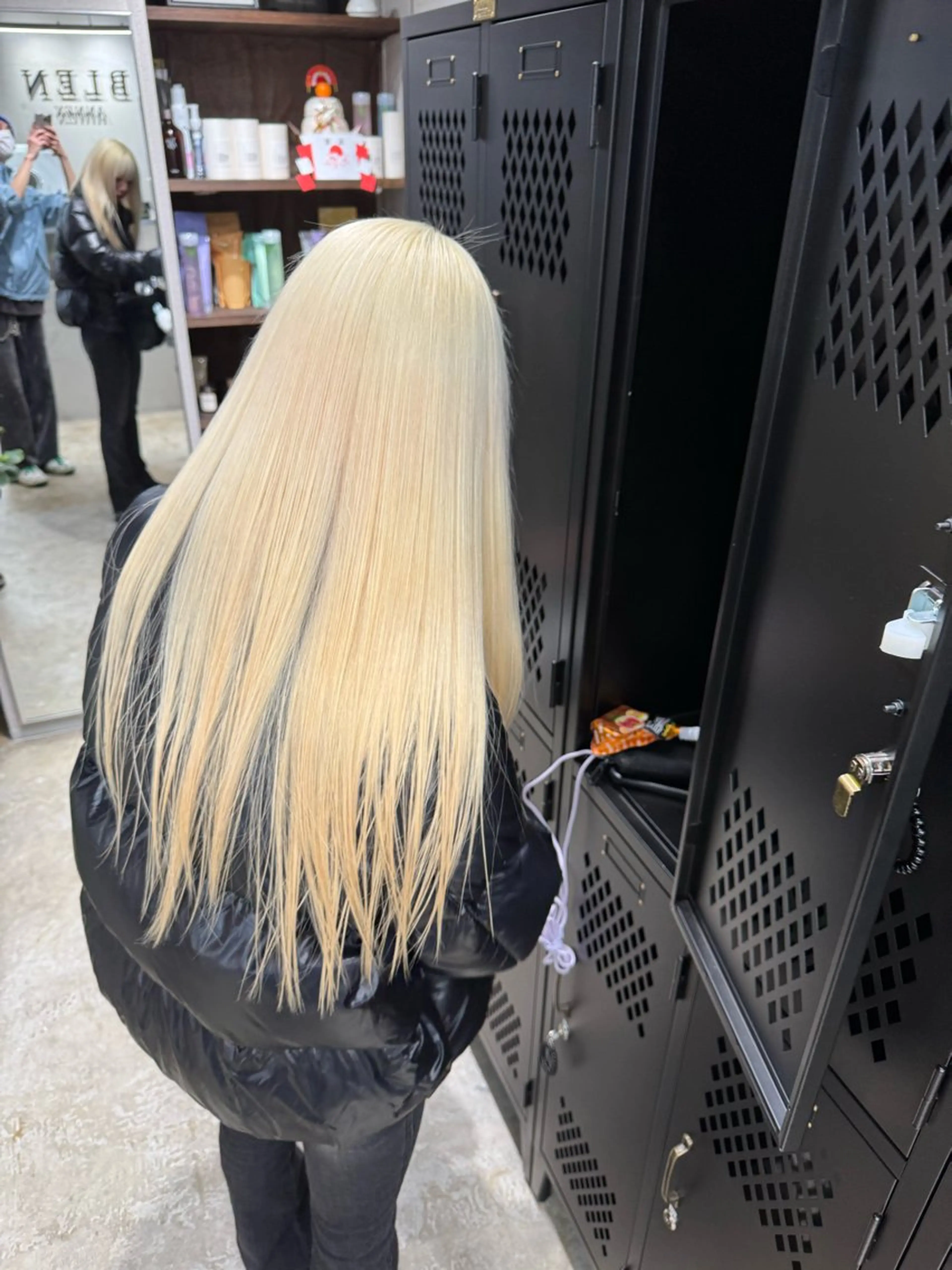 カラー 抜きっぱなしブロンド ヘアカラー 🪽ハイトーン🏹 ブリーチ🫧海志🍿のヘアスタイル