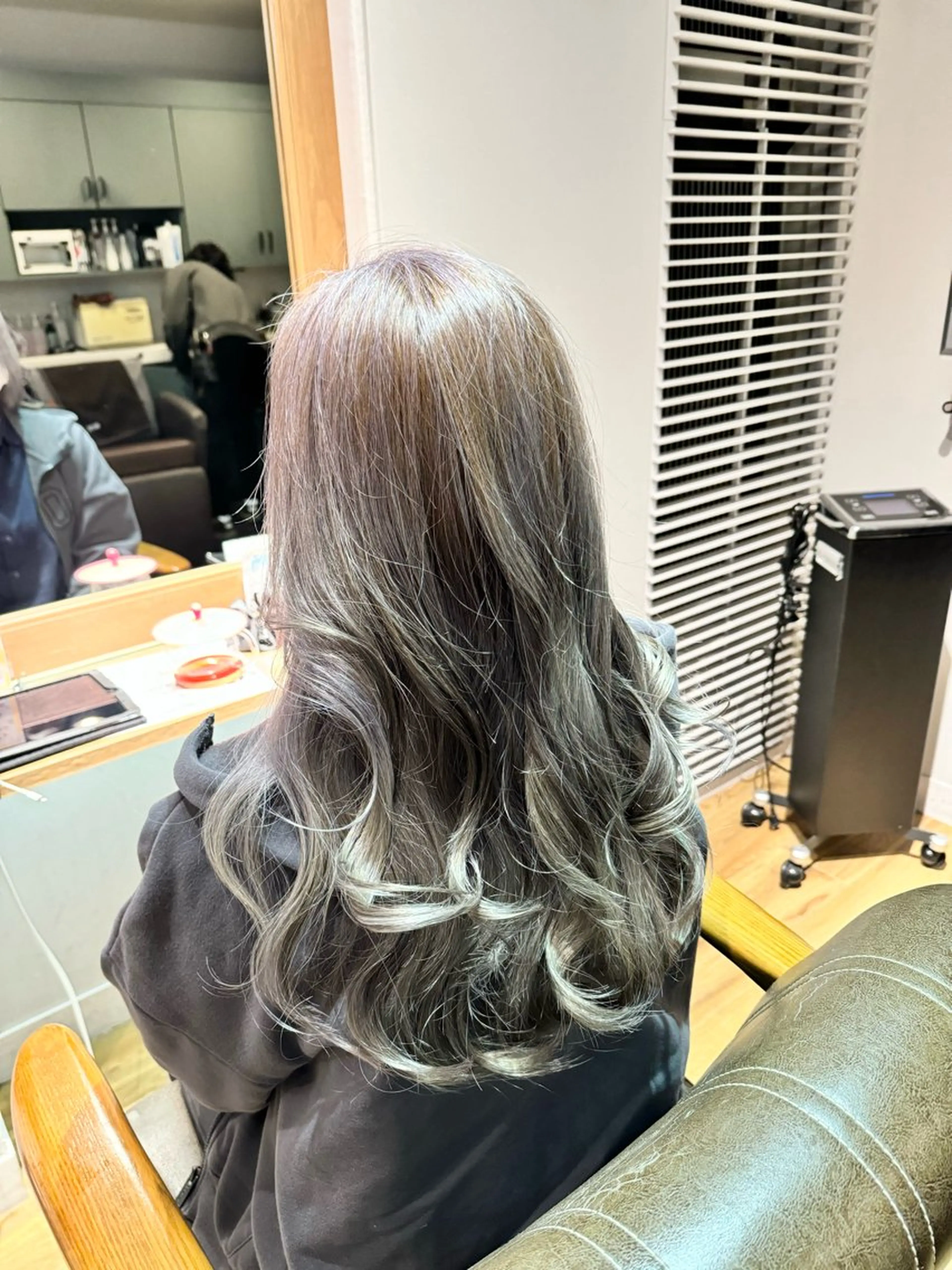 ロング カラー ブリーチ グレージュ ラベンダーカラー ラベンダーグレージュ ラベンダーグレー ヘアカラー トリートメント ツキダテ ユイのヘアスタイル