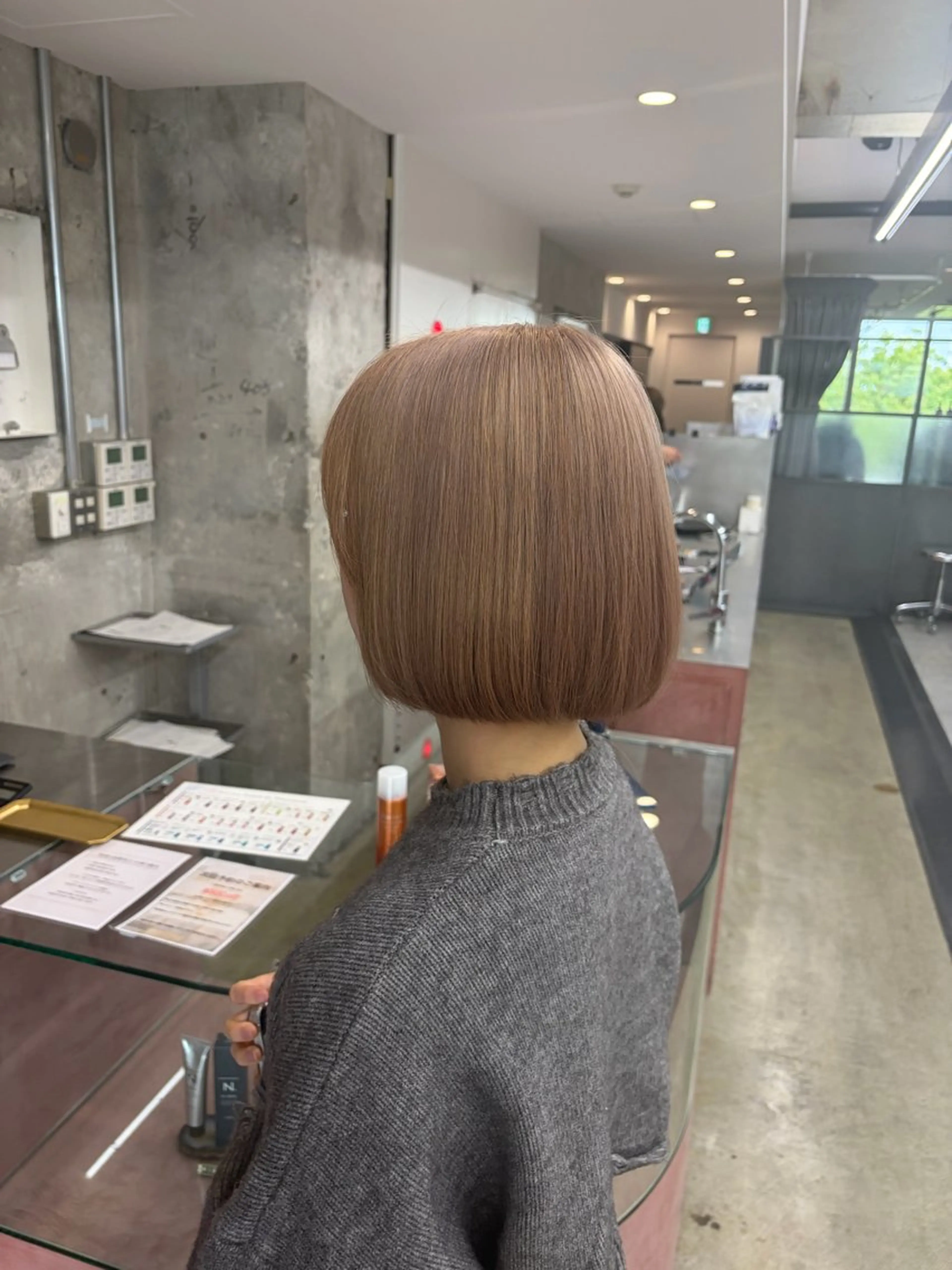 ミディアム カット ヘアカラー トリートメント 鈴木瑛里／ブロンド ベージュ／男女のヘアスタイル