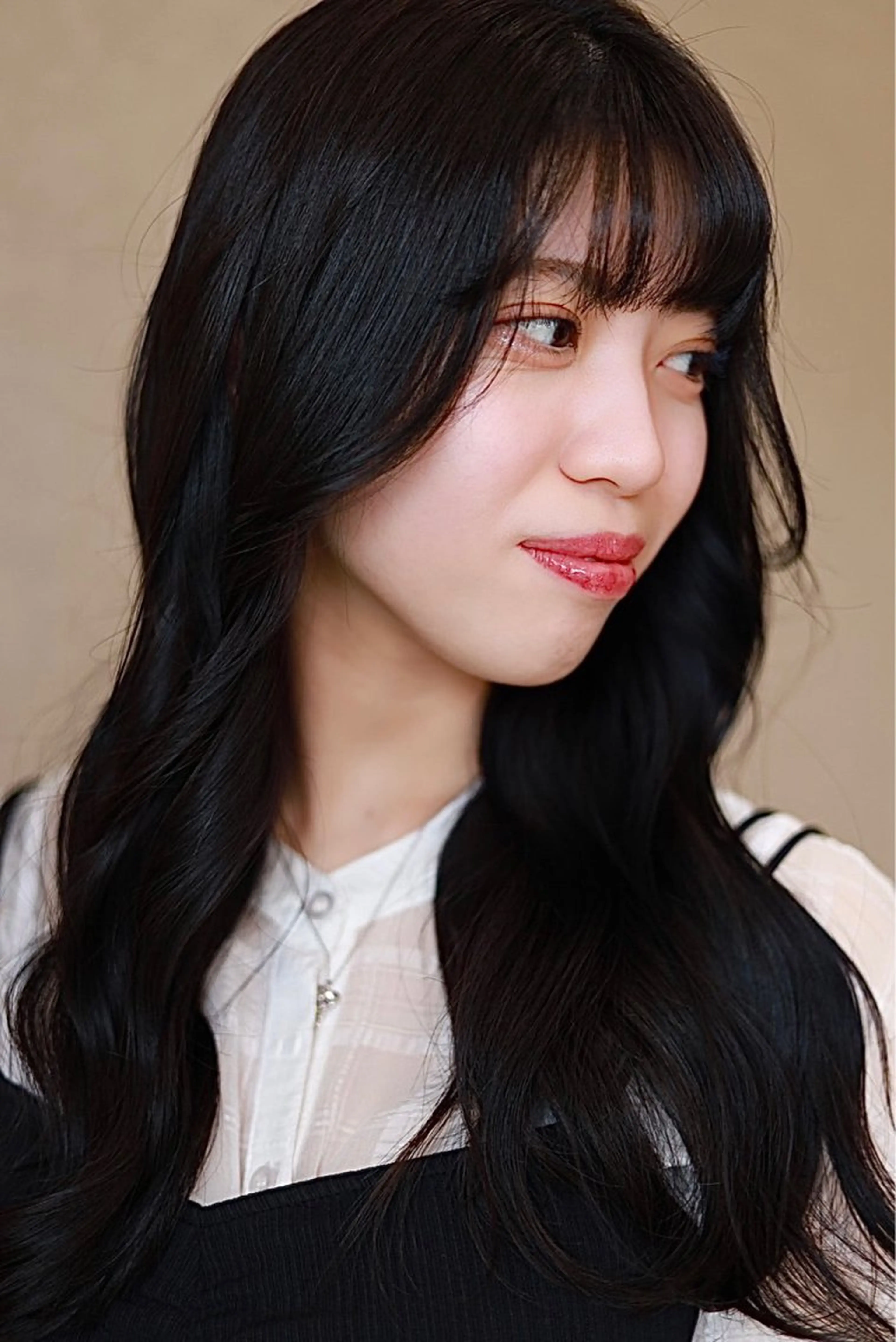 セミロング カラー 黒髪 パープルカラー パープルブラック 小川 泉美のヘアスタイル