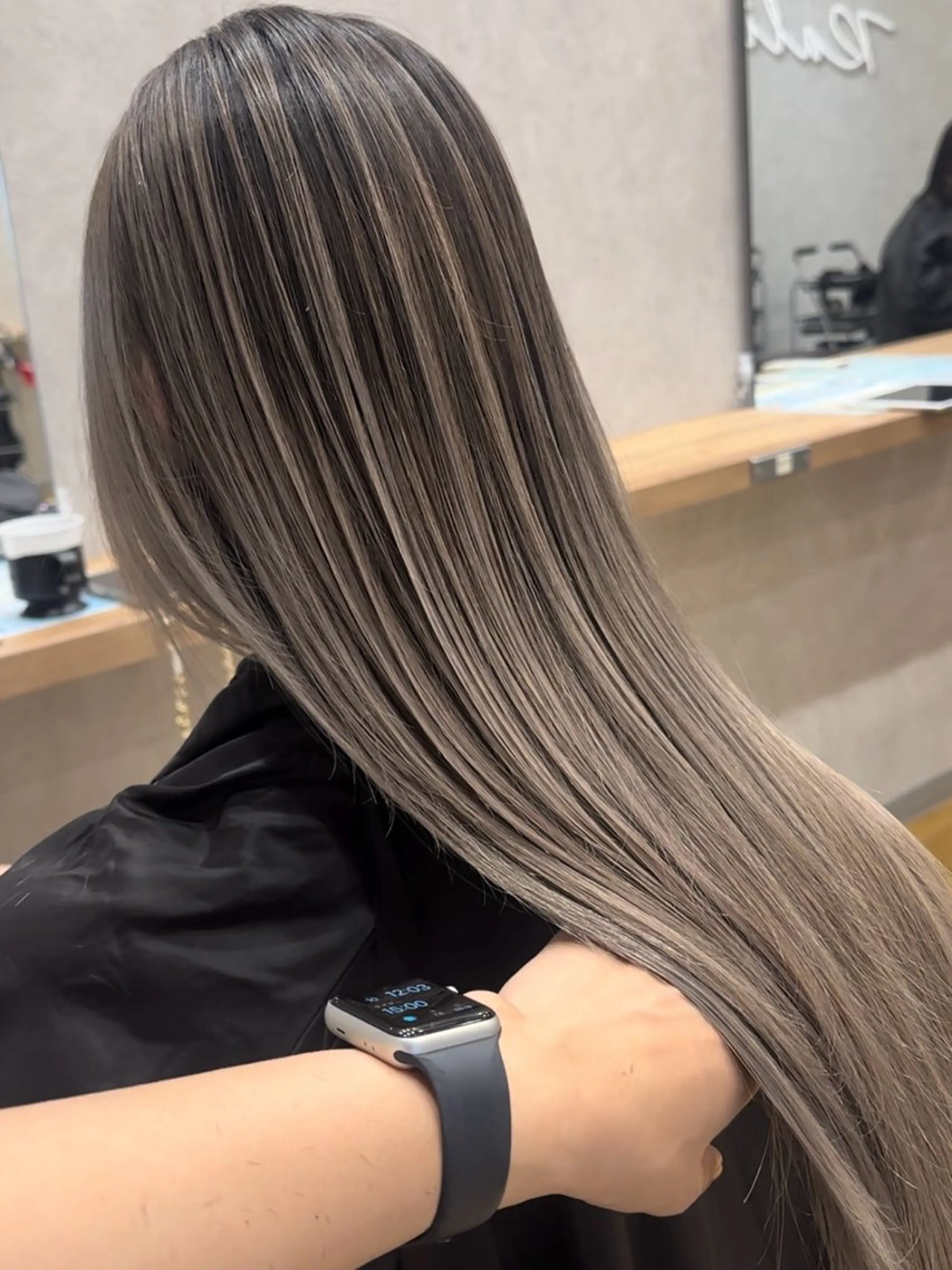 ロング ヘアカラー ジゼル小倉谷内尾祐音 ケアブリーチのヘアスタイル