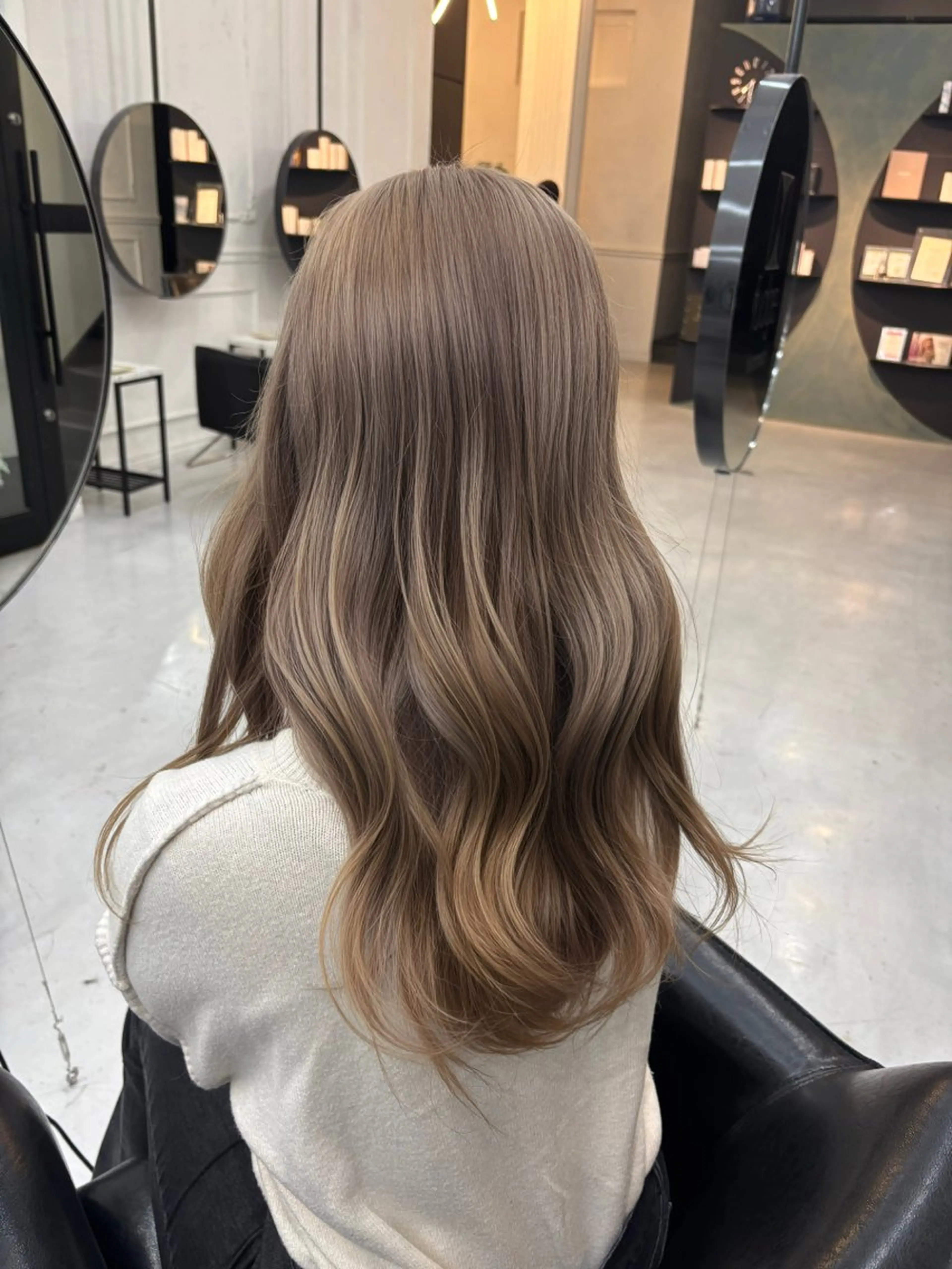 ロング ヘアカラー MaisonHALU さくらのヘアスタイル