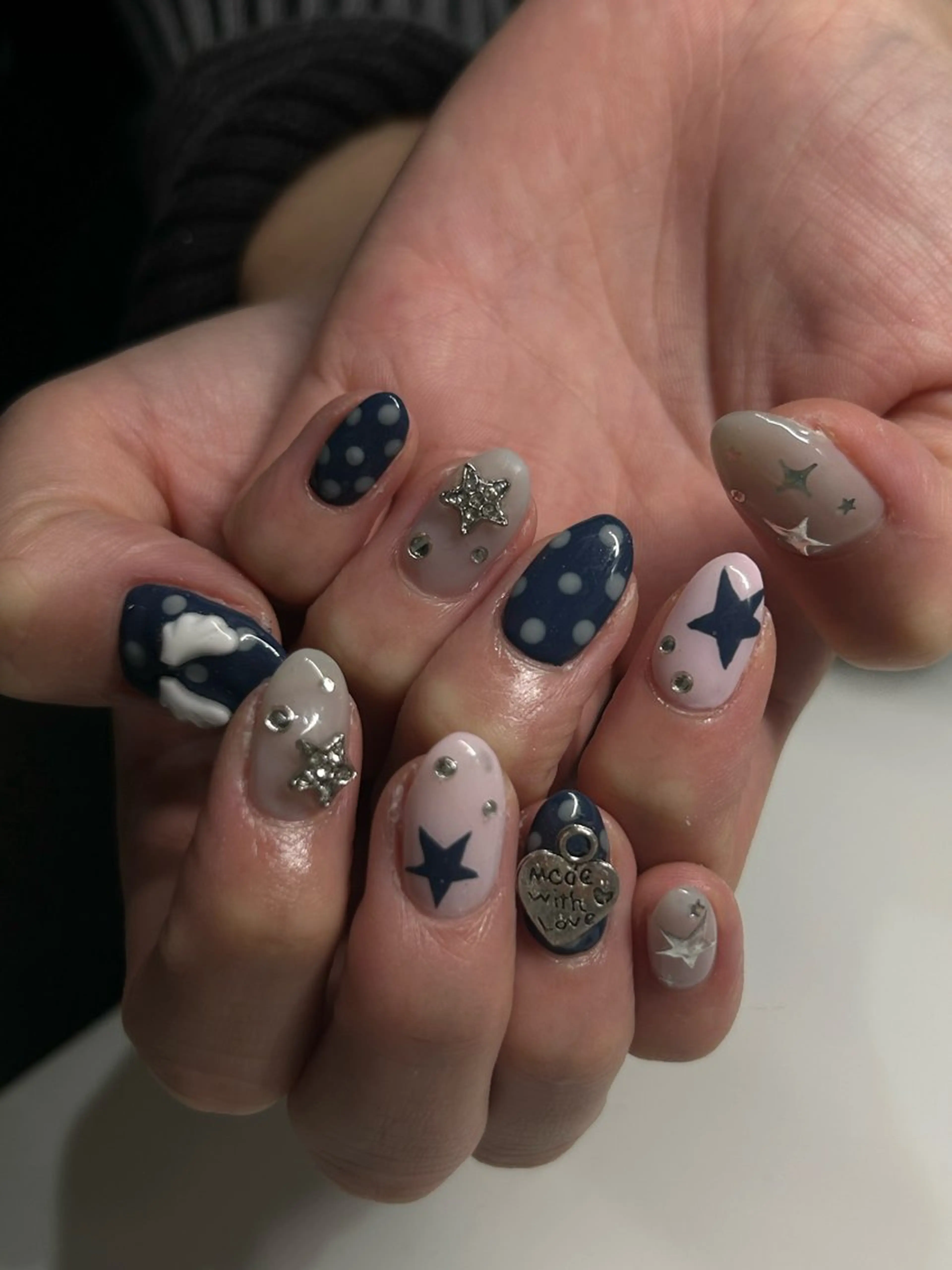 ネイル ドット ニュアンスネイル 冬ネイル sakae yurinaのネイルデザイン