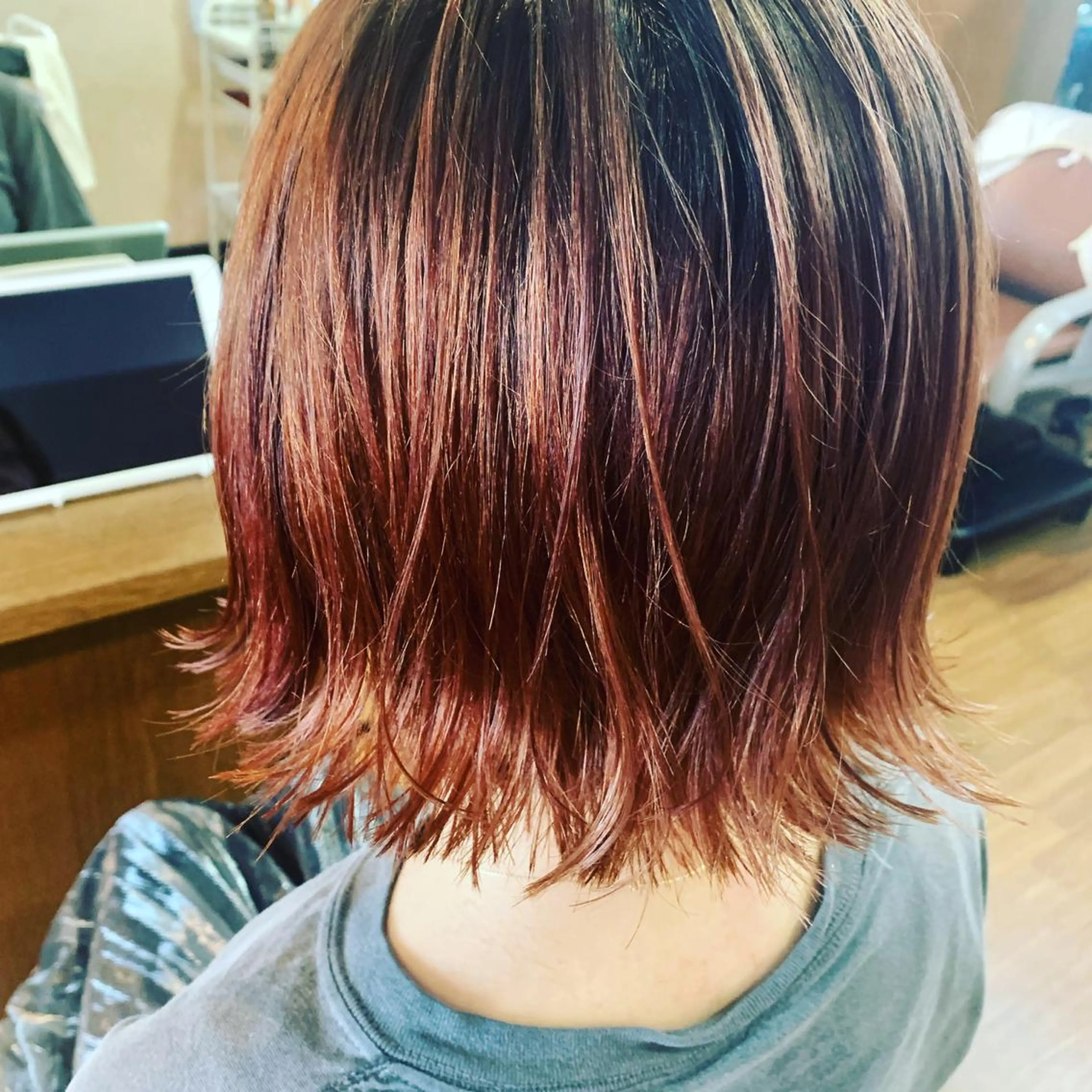 ミディアム カラー coupe ciseauxのヘアスタイル