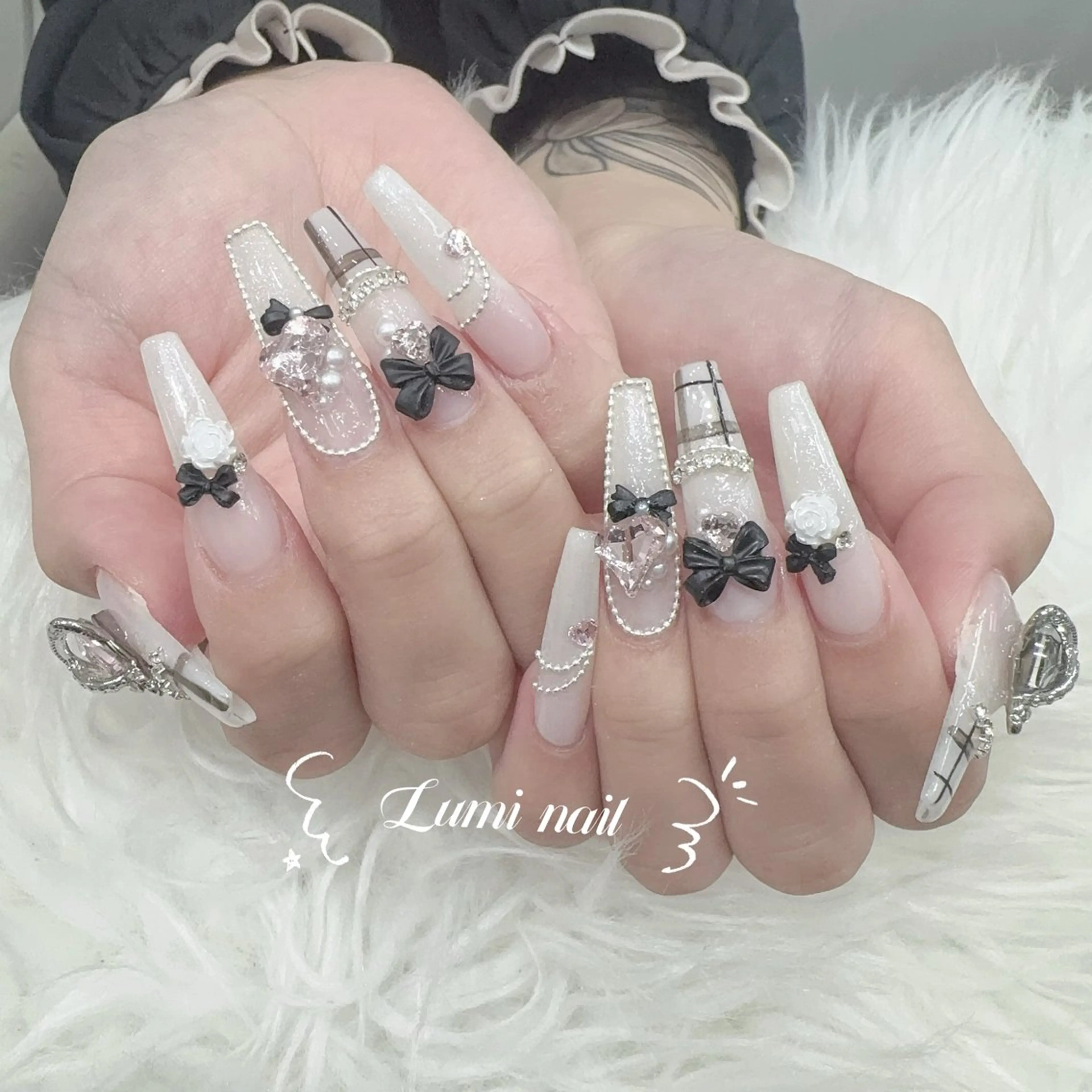 ネイル フットネイル ジェルネイル キラキラネイル オフィスネイル ピンク Lumiネイルサロン所属・Lumi Nail Salonのネイルデザイン