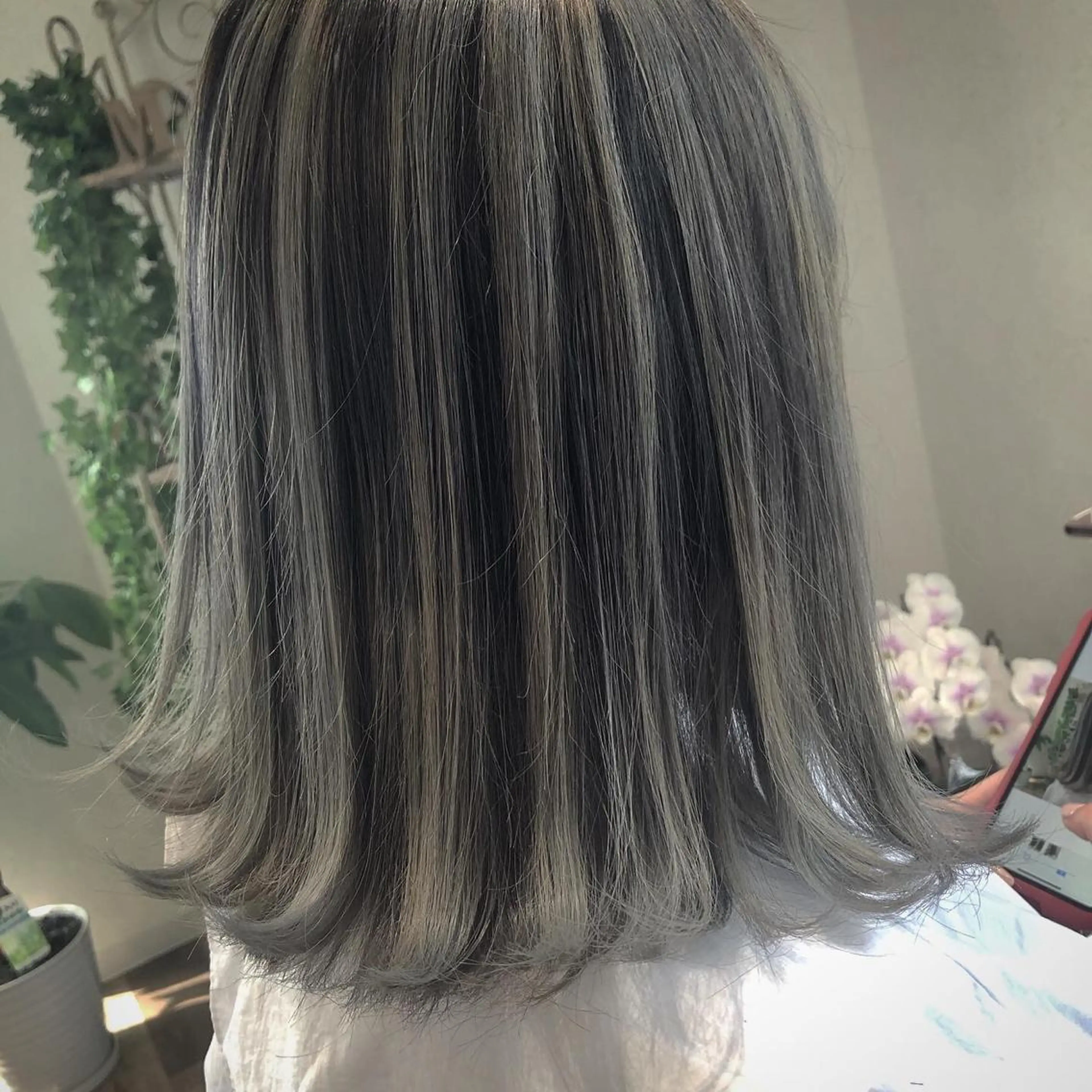 ミディアム カラー バレイヤージュ ハイライトカラー ハイライト レイヤーカット 皆巳 達郎のヘアスタイル