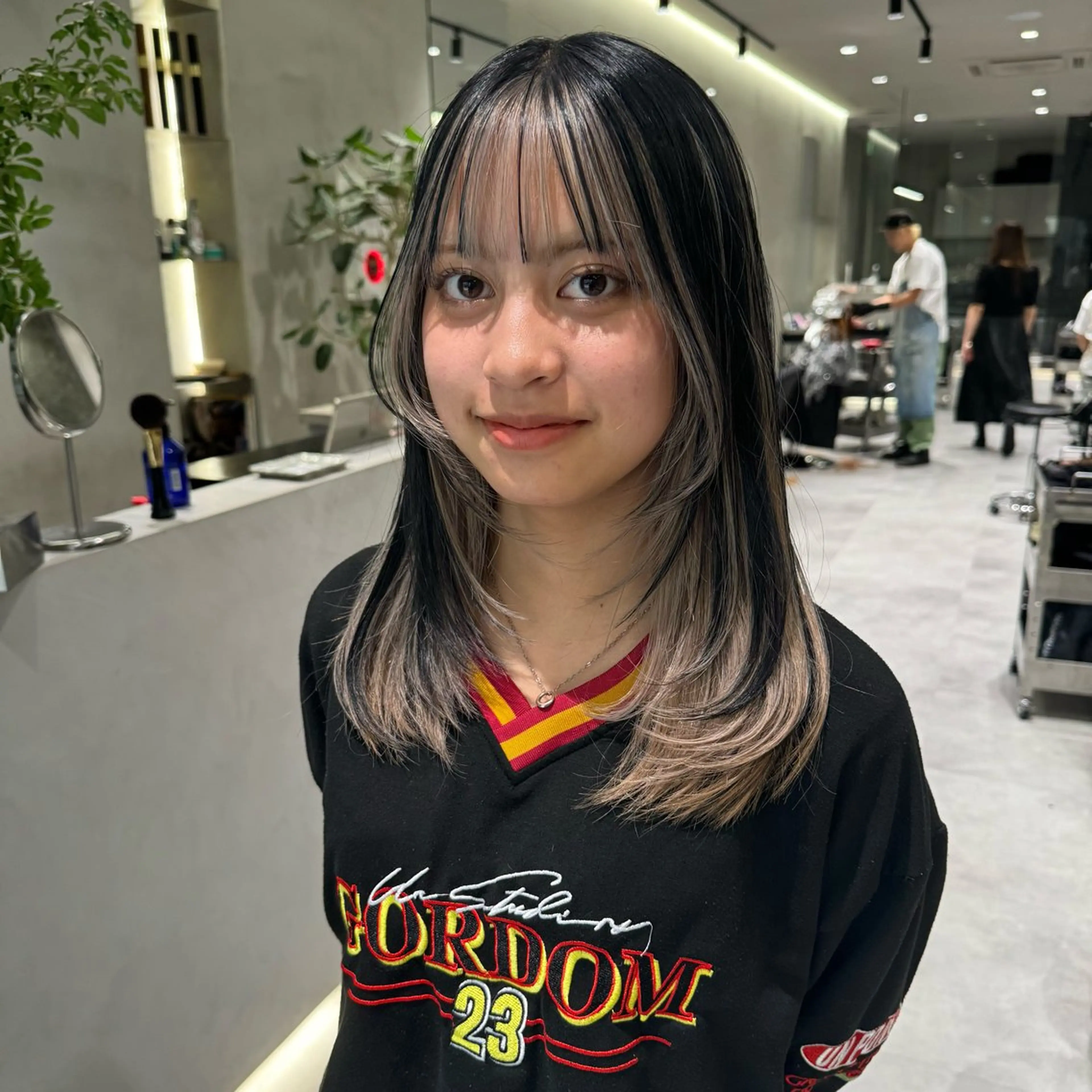 セミロング カラー ベージュカラー 黒髪 デザインカラー ホワイトベージュ ハイトーン/ベージュ /レイヤー :遥香のヘアスタイル