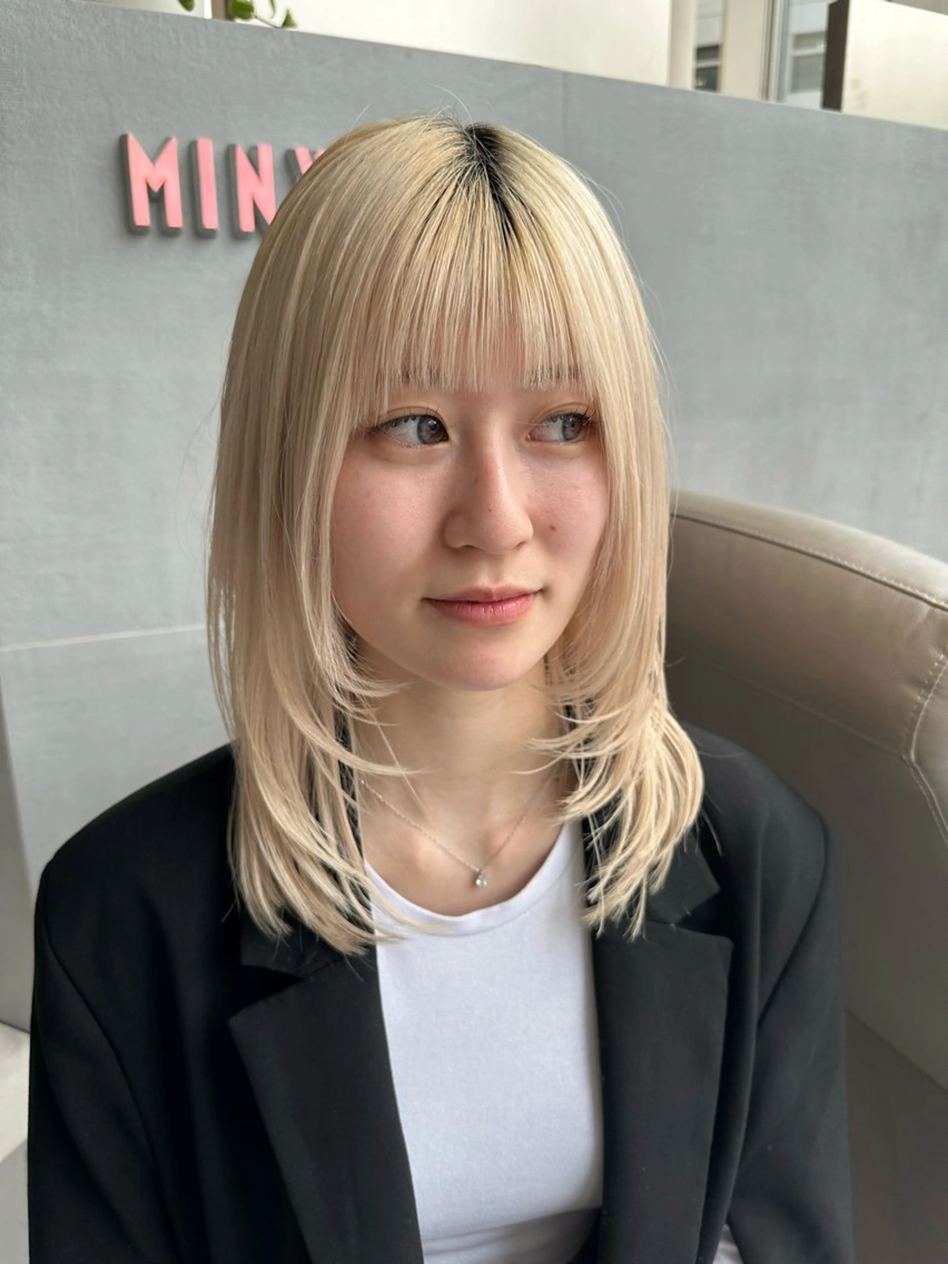 ミディアム カット 齊藤政太 顔周り カット 透明感カラーのヘアスタイル