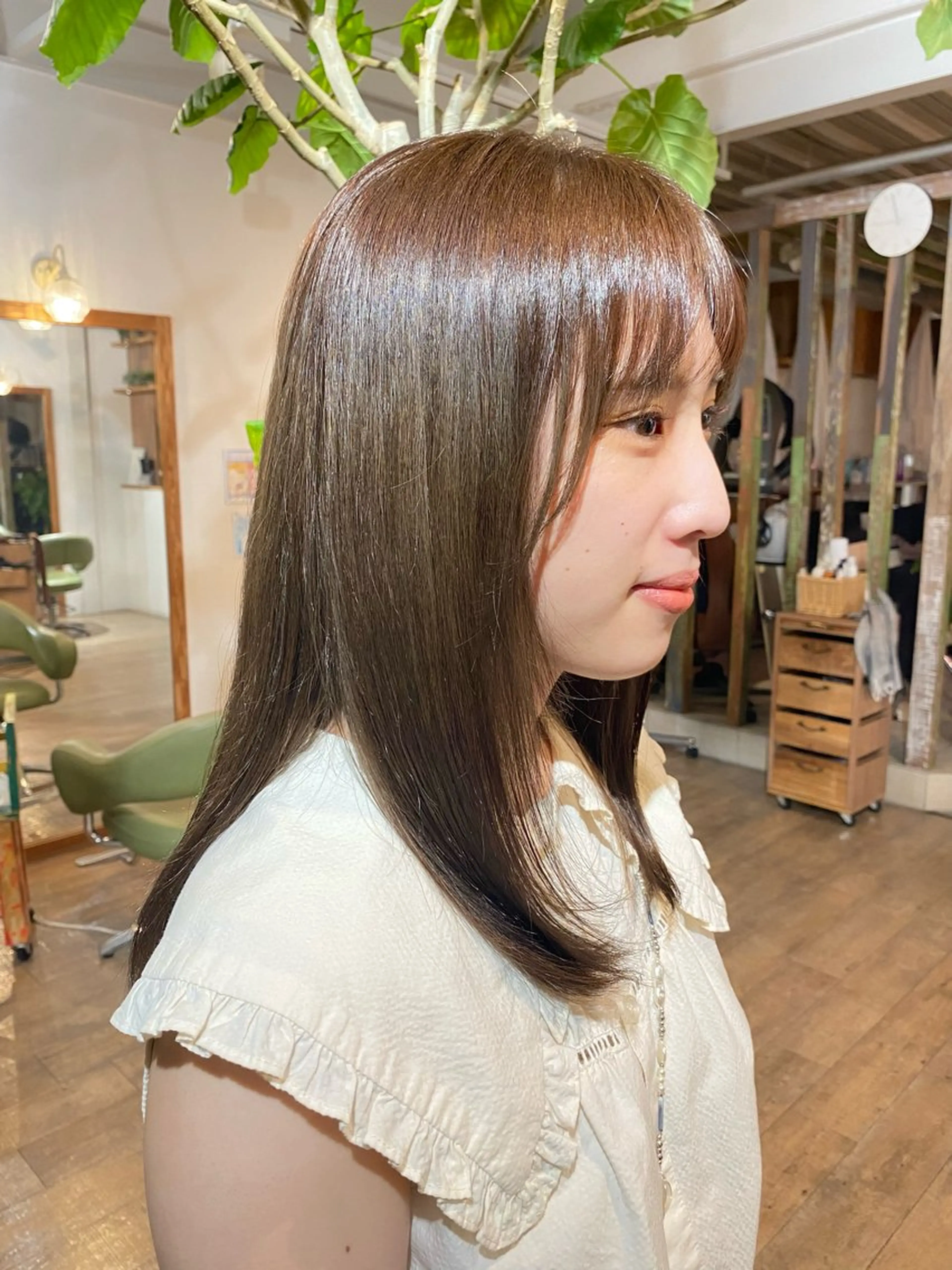 ロング カラー 白上 愛佳のヘアスタイル