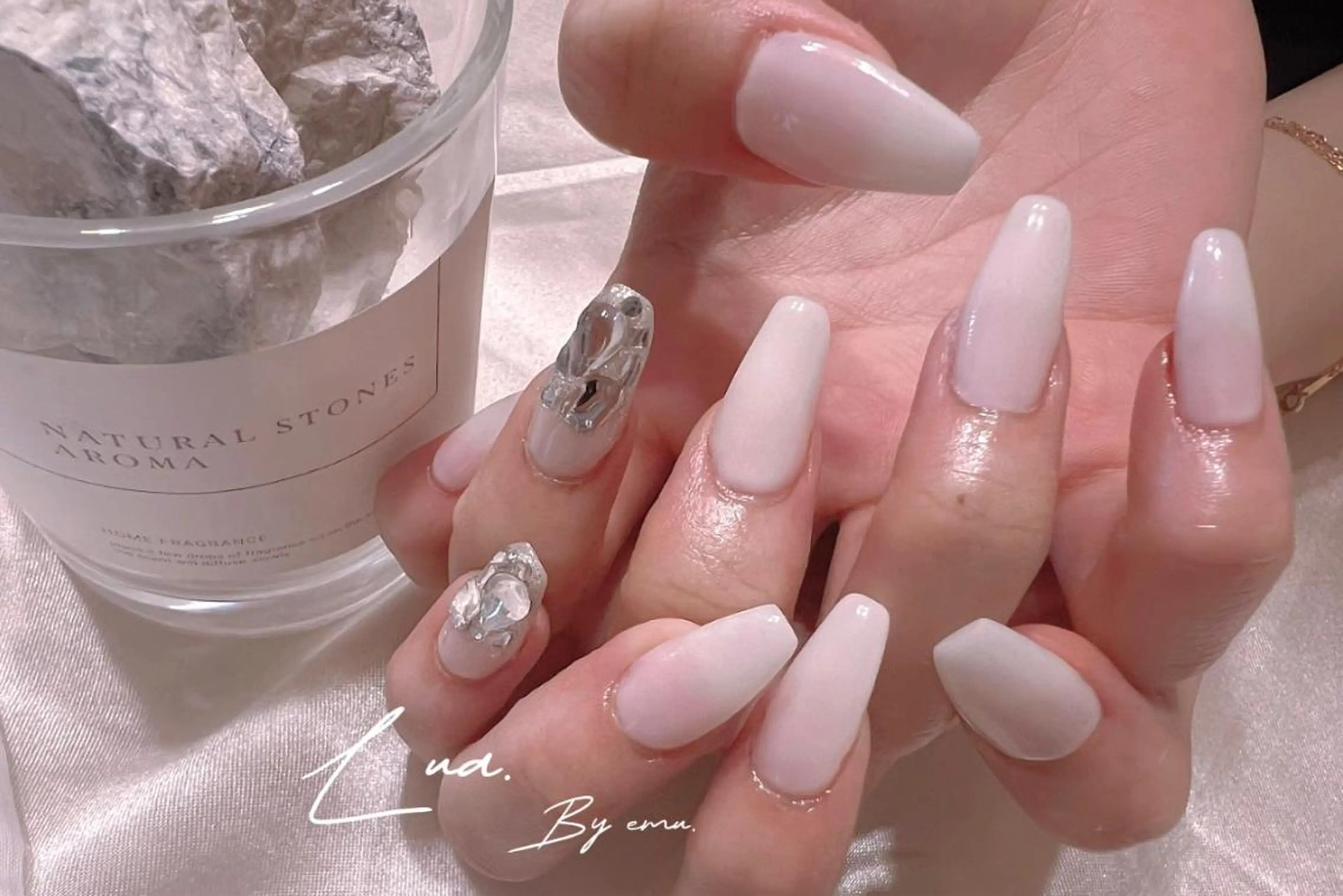 ネイル ハンドネイル 🫧Lua.nail 🍒emuのネイルデザイン