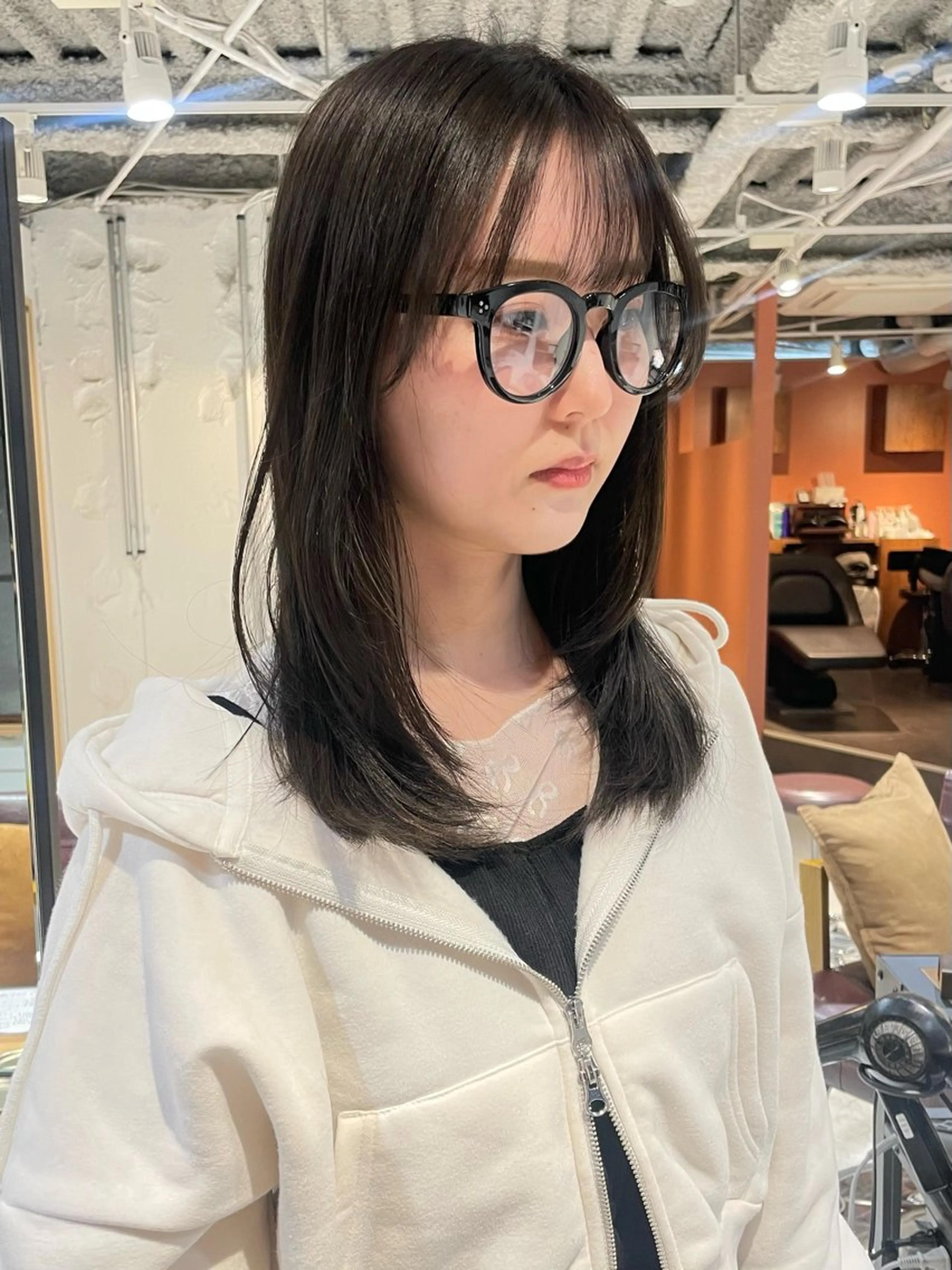 ミディアム カラー 透明感カラー グレージュ オリーブグレージュ オリーブグレー レイヤーカット レイヤー×初 パーマ|hinakoのヘアスタイル