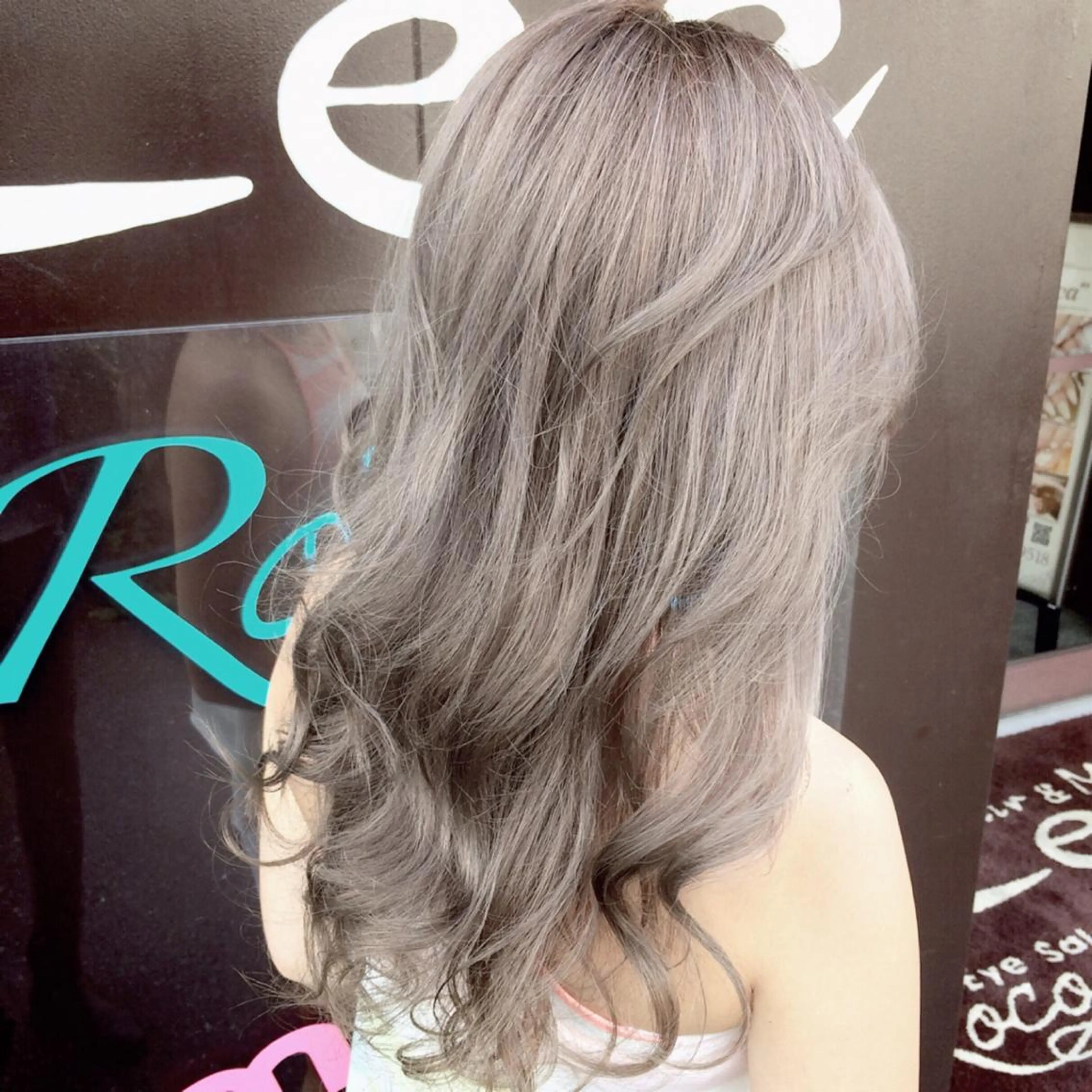 セミロング カラー グレージュ Eliss 堀江のヘアスタイル