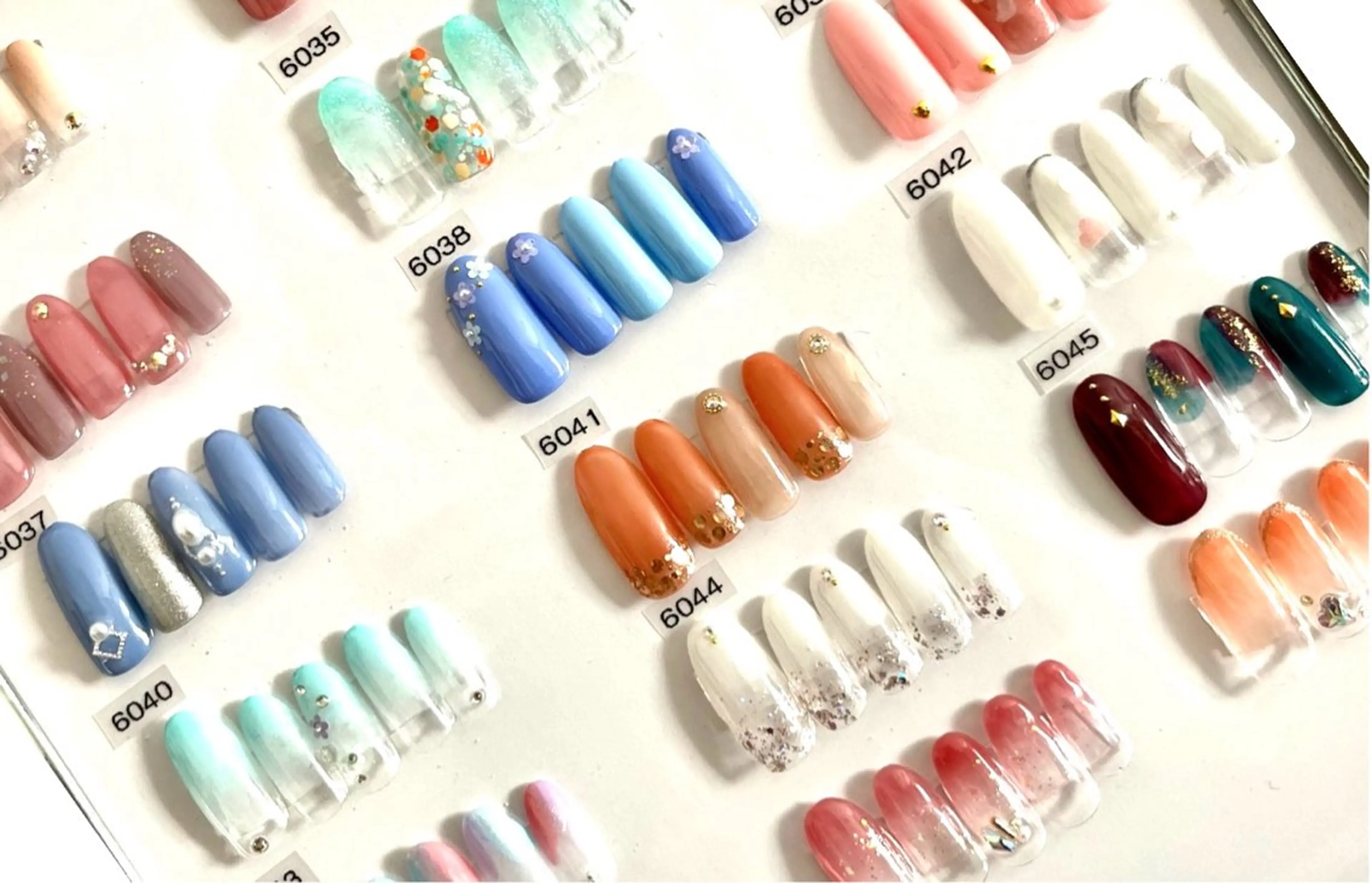 ネイル グラデーション ラメ(グリッター) ワンカラーネイル シンプルネイル ストーンネイル ルル ソレイユのネイルデザイン