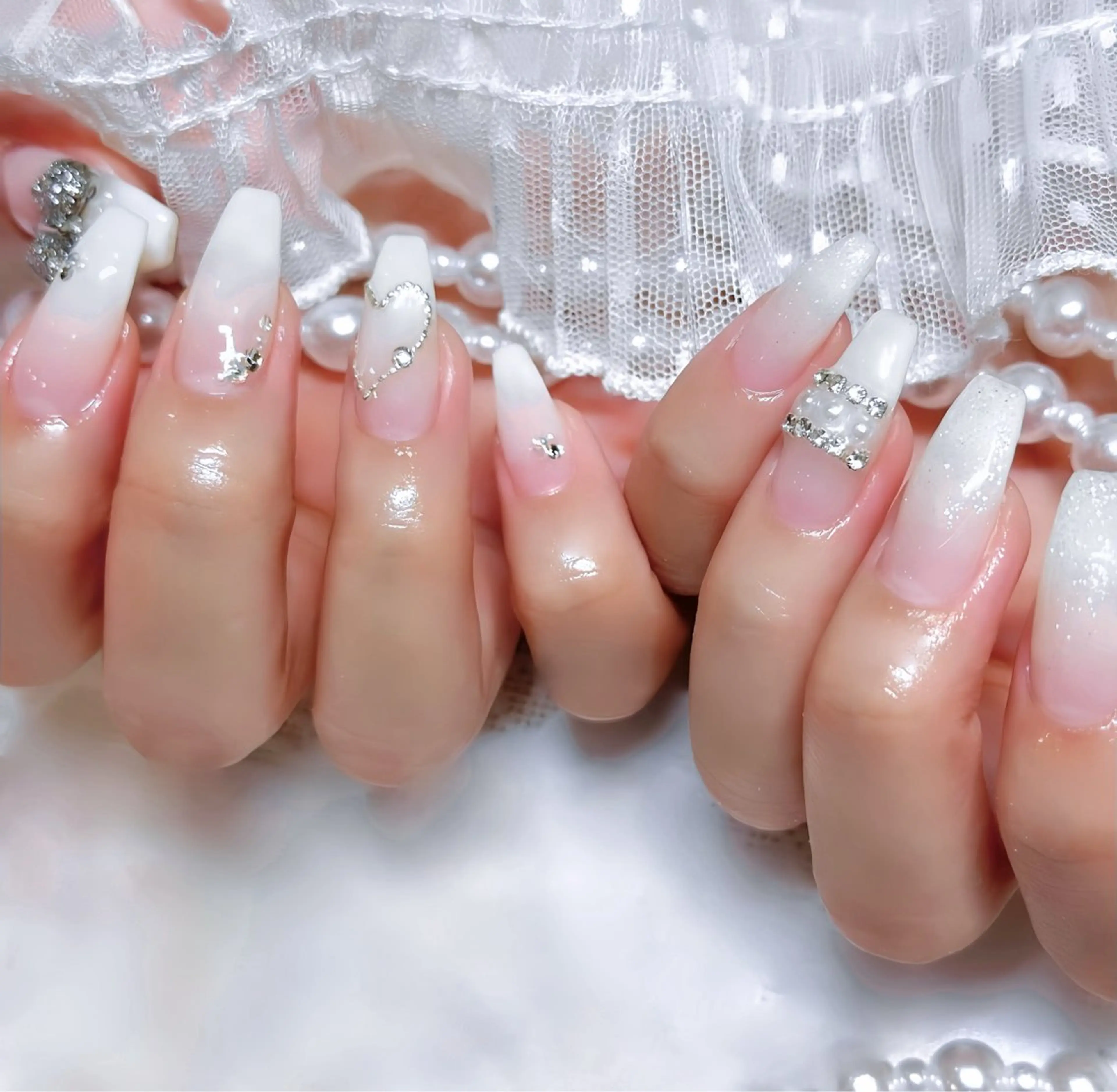 ネイル ホワイト Karen 新宿のネイルデザイン